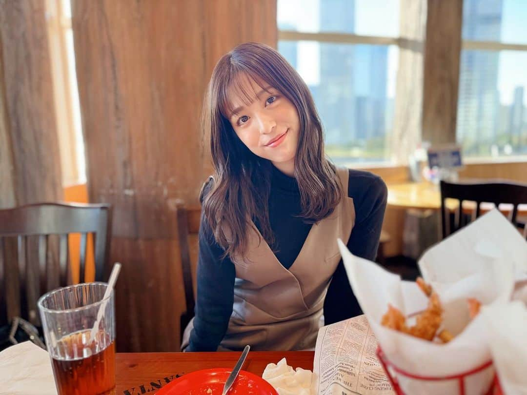 長谷川愛さんのインスタグラム写真 - (長谷川愛Instagram)「最近は毎日、舞台「呪術廻戦」の稽古に全力を尽くしております。稽古場はみんな明るくてすごく素敵な空間で毎日お芝居させてもらっています。稽古期間も残り少なくなってきましたが、まだまだやれる事が沢山あるので真依ちゃんを頑張って磨きあげたいと思います!!  先日は虎南ちゃんとの「虎愛TV」の有観客イベントがあり、なかなかお話してなかった旦那さんの事も少し話させて頂きました☺️笑。プライベートの話自体なかなかしないので緊張しましたが、ファンのみんなが作ってくれた温かい時間に甘えさせてもらって色々話すことができました✨  夜公演はガールズロックバンドの「LOC」のお披露目ライブがありました。決まった時は私も何が始まるんだの気持ちもあって、ファンのみんなに伝える言葉が少なかったんですけどライブをしてみて「あっ、これ。めちゃくちゃカッコつけていいやつや。」と言うことがわかったのでww次回があるなら、もっとカッコつけてパフォーマンスしようと思います👍  そして、私的にはソロのライブも大切にしたいという気持ちは今も変わりません。表現したい事も沢山あるし、ソロのライブだから伝えれることもあると思う。自分を大切に自分の感じることを1番大事にしてこれからも歩いていこうと思います♡  久しぶりに長々と書きました。 最後まで読んでくださった皆さんありがとう💕  写真は稽古の合間に行くことが出来たババガンプ🦐 食べまくってお腹はち切れそうになった私です📷」11月25日 15時46分 - hase_ai_02