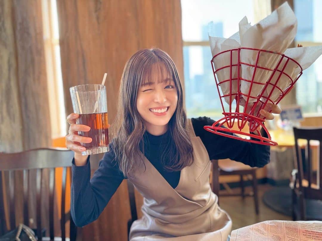 長谷川愛のインスタグラム：「最近は毎日、舞台「呪術廻戦」の稽古に全力を尽くしております。稽古場はみんな明るくてすごく素敵な空間で毎日お芝居させてもらっています。稽古期間も残り少なくなってきましたが、まだまだやれる事が沢山あるので真依ちゃんを頑張って磨きあげたいと思います!!  先日は虎南ちゃんとの「虎愛TV」の有観客イベントがあり、なかなかお話してなかった旦那さんの事も少し話させて頂きました☺️笑。プライベートの話自体なかなかしないので緊張しましたが、ファンのみんなが作ってくれた温かい時間に甘えさせてもらって色々話すことができました✨  夜公演はガールズロックバンドの「LOC」のお披露目ライブがありました。決まった時は私も何が始まるんだの気持ちもあって、ファンのみんなに伝える言葉が少なかったんですけどライブをしてみて「あっ、これ。めちゃくちゃカッコつけていいやつや。」と言うことがわかったのでww次回があるなら、もっとカッコつけてパフォーマンスしようと思います👍  そして、私的にはソロのライブも大切にしたいという気持ちは今も変わりません。表現したい事も沢山あるし、ソロのライブだから伝えれることもあると思う。自分を大切に自分の感じることを1番大事にしてこれからも歩いていこうと思います♡  久しぶりに長々と書きました。 最後まで読んでくださった皆さんありがとう💕  写真は稽古の合間に行くことが出来たババガンプ🦐 食べまくってお腹はち切れそうになった私です📷」