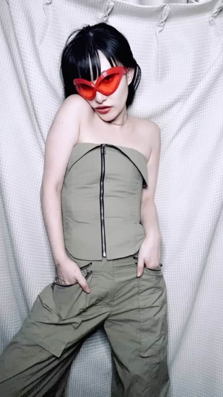 濱田茉奈のインスタグラム：「初　street fashion version Mana!!! I tried.トライしたっていいたい  まじ悩んだ！ww 家にあるもので、どれ？！どれよ？！ってなって Tシャツ！Tシャツ？！？！やったろやないかあ！！  みたいな？  家であるものでとりあえず笑  最後は普通に可愛いなと思った私のコーデTシャツでこれならなんか可愛い。  イヤリングがどうしてもストリート系なかったなー あと帽子なー😂😂笑  日々勉強であるな。」