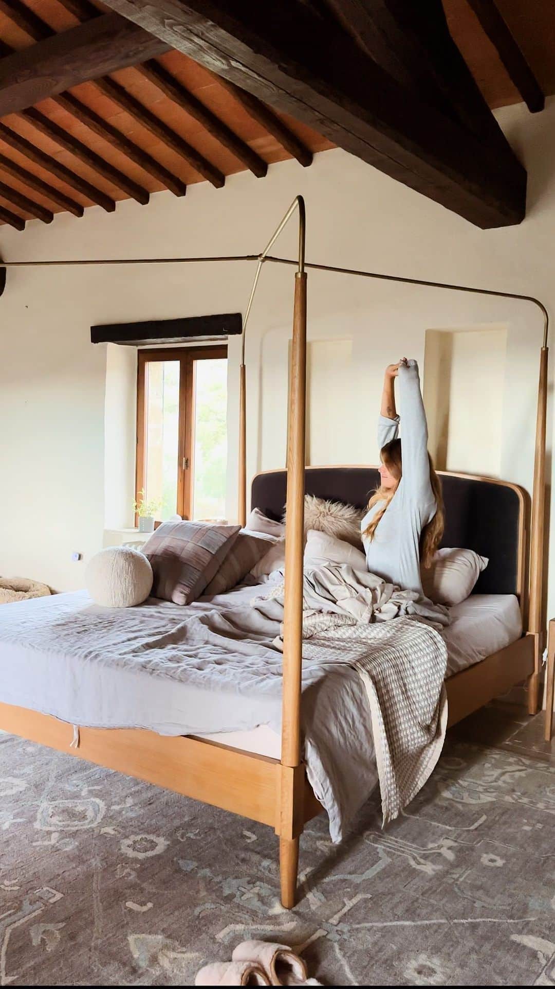 シェイナ・テイラーのインスタグラム：「Rise and shine, my lovely community. I was talking with a friend around this the other day. Don’t let today slip through your fingers while you’re waiting for tomorrow. It’s all too easy to become fixated on that end goal, and trust me, I’m going to hit you with a hard truth here: even when you reach it, there’s always another horizon to chase. It’s a never-ending pursuit.    So why not embrace the process, celebrate the small victories along the way, and truly savor the journey?  It’s called living, and it’s where the magic happens! Learning to appreciate every step, every lesson, every stumble, and every win is what gives life its richness and meaning.    We’re all wired to be ambitious and strive for more, trust me, as an Aries I’ve dealt with this. But it’s the process that shapes us, not just the end result. When you learn to fall in love with the process, every day becomes an adventure, every challenge becomes an opportunity, and every moment is a celebration.    So, here’s your reminder to trust the journey, my friends. Enjoy the ride, bask in your growth, and dance through the rhythm of life.  After all, it’s not the destination that defines you; it’s the colorful, unpredictable path you take to get there. PSST, there is a massive sale going on at my two small businesses. Check it out at: @shaynas.kitchen & @bottleandstone」