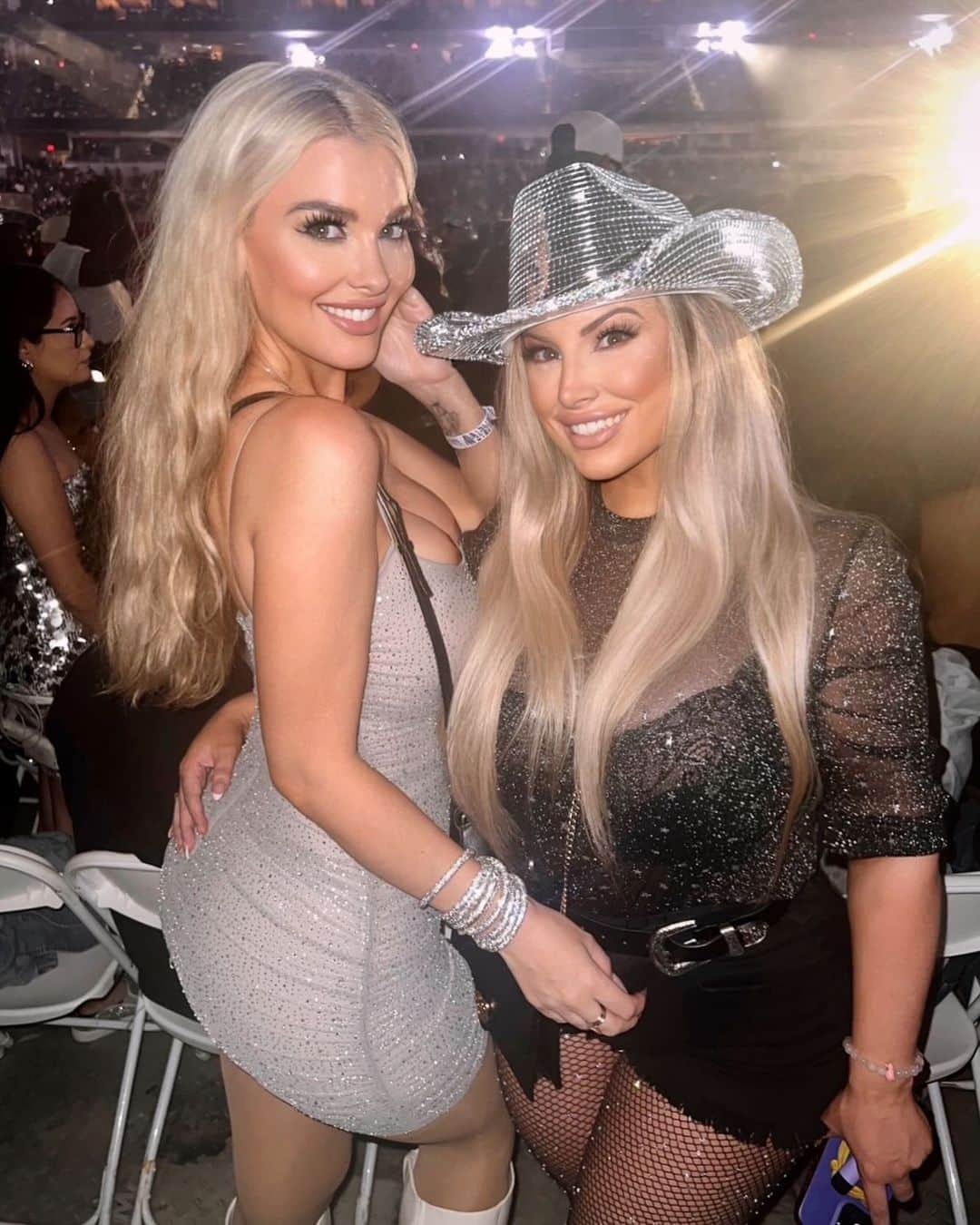 エミリー・シアーズのインスタグラム：「Happy birthday @ashalexiss 🎂🤍  I’m proud of you for your warmth, strength, your growth, and your ability to show up for others with your big open heart (even when they don’t deserve it lol) You always look for the best in people, and situations. When life throws a curveball that can either make you laugh or cry, you always know how to give me the laugh I need and put a smile on my face. I hope this year brings you more laughter than tears, but I’ll be on your couch with the dogs watching sex and the city with you either way 👯‍♀️ Happy Birthday my forever sexy chicken 🤣😏🐓 love u xx」