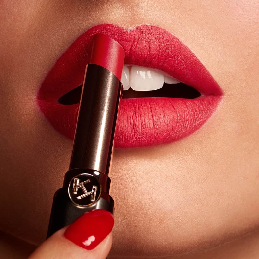 KIKO MILANOのインスタグラム：「Swipe on a red lip to dive into the festive mood! 💄 Our New Unlimited Stylo in Classic Red is the perfect red lippie: it has a velvety texture with a transfer-proof formula and an elegant demi-matte finish 💋 Have you tried it yet? ⁣ ⁣ Shade 15 ⁣ ⁣」
