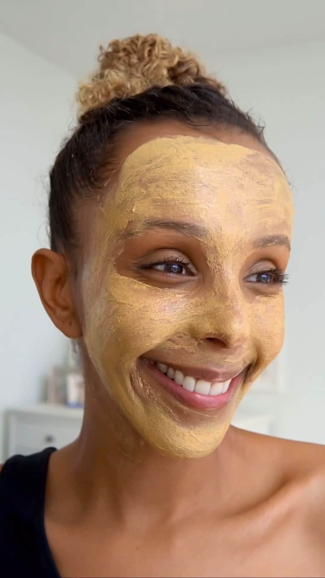 ジョジー・マランのインスタグラム：「Wow, we love to see @sheismuna find her Fall glow with some help from our latest launch - Pumpkin Enzyme Face Mask. ✨🧡」