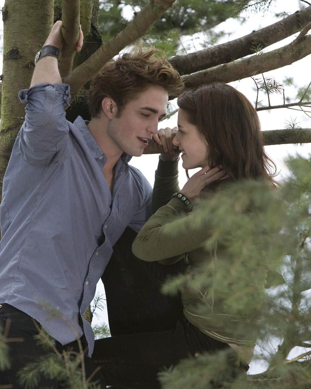 E! Onlineさんのインスタグラム写真 - (E! OnlineInstagram)「You better hold on tight, spider monkey, because these 34 secrets about the #Twilight franchise will be you life now— link in bio. (📷: ZUMA Press)」11月26日 2時00分 - enews