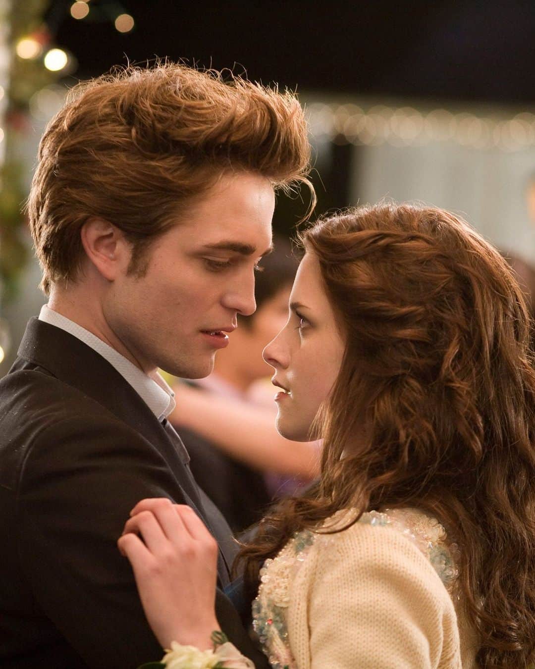 E! Onlineのインスタグラム：「You better hold on tight, spider monkey, because these 34 secrets about the #Twilight franchise will be you life now— link in bio. (📷: ZUMA Press)」