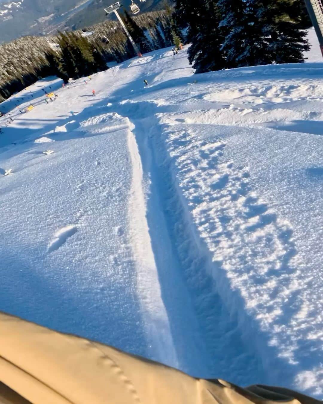 アナログクロージングのインスタグラム：「Opening Day 🏁   @marksollors & @mikeyciccarelli have officially started the season. Full edit linked 🔗  #Burton #Snowboarding」