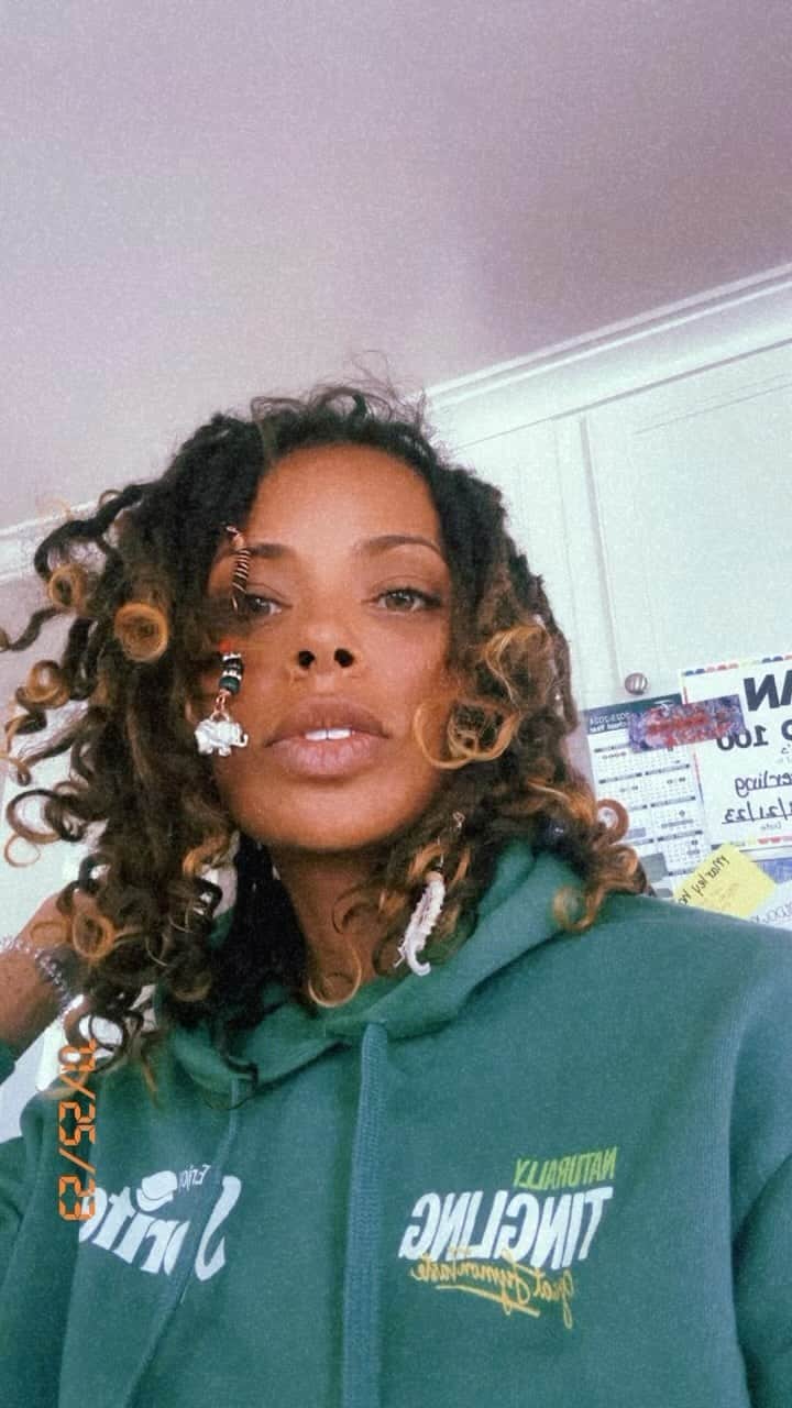 エヴァ・マルセルのインスタグラム：「Happy Saturdaze🌻 Madam is loading」
