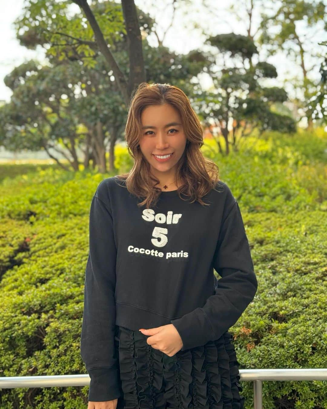 のインスタグラム：「• • 髪が伸びてきて巻き巻きしてます。  でもmy girlには最近なぜか髪を黒くしてと言われます。笑  topsは、my girlと兼用。  @soir5_cocotteparis   @masamiiiis がデザインしてるの。  可愛い😍  もはや起きる時間、夜中。笑笑  半身浴でもして、また眠裏たいと思います。  #cocotteparis」