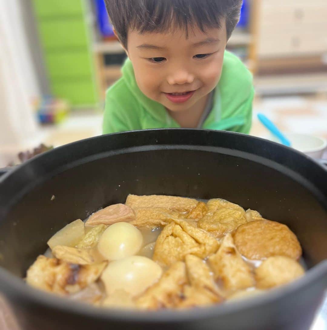 のインスタグラム：「………  一気に寒くなり✨いよいよ冬☃️到来な感じがしてきましたね✨  我が家では、週末おでんパーティーを🍢開催しました👶  たまご🥚🥚🥢ばかりを狙う、坊や…笑  だいこんや、こんにゃくも、ハフハフ😗🌬しながら、美味しそうに食べておりました！  少し残ったおでん🍢は  @orie8722  に教えてもらった、出汁と一緒に炊いて、炊き込みご飯🍚これがまた、とっても美味しい💕  発酵食品を上手に取り入れながら✨美味しく食べて、体力をしっかり付けて、寒い冬も、元気に乗り切りましょう👊」