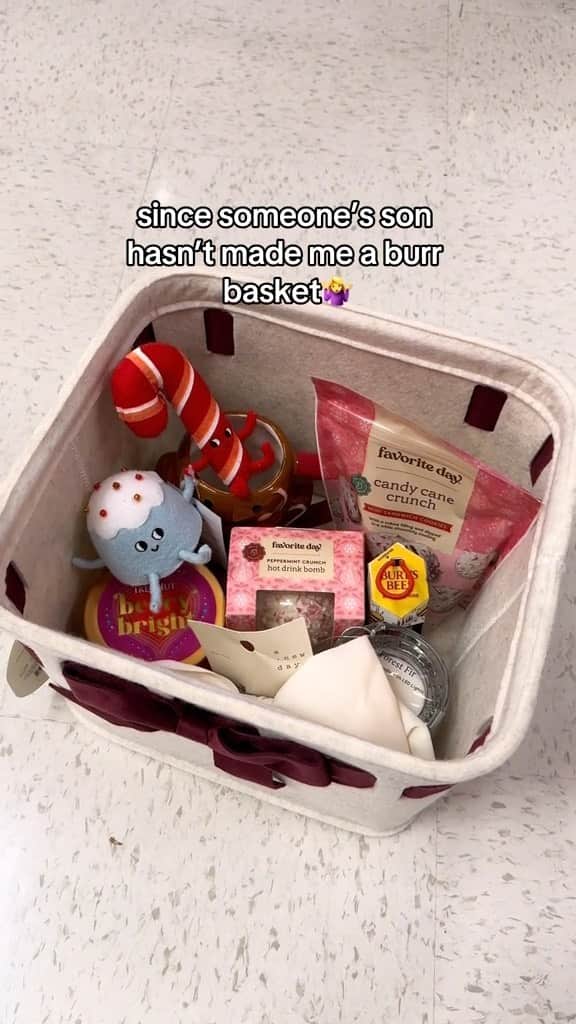 Target Styleのインスタグラム：「Silly little treats is my favorite form of self-care anyways. 🥰🎄💕」