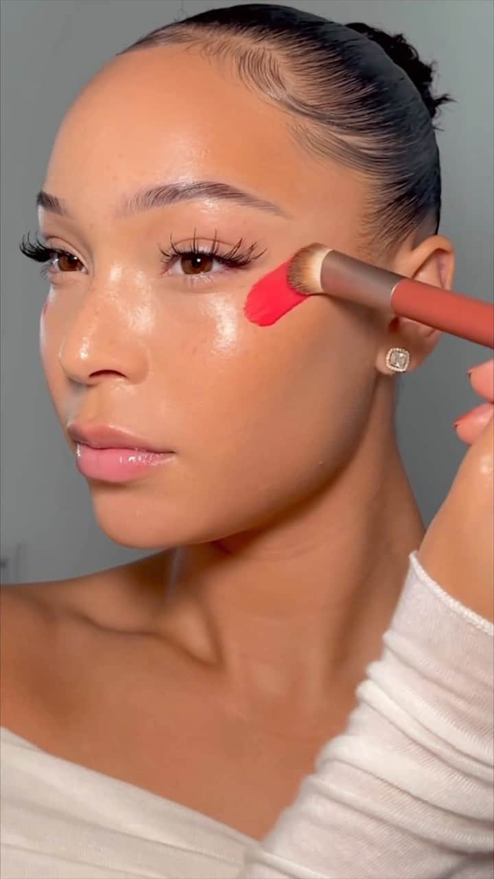 wakeupandmakeupのインスタグラム：「Glam 🍁✨🍽️. @alissajanay  @glossier futuredew serum  @shiseido revitalessence 230 foundation   @vanitymakeup sculpt medium trio  @tartecosmetics concealer 29n @tartecosmetics blush apple  Any brown shadow liner  @colourpopcosmetics flower child shimmer shadow  Ruby kisses dark brown lip liner  @fentybeauty pretty hawt」
