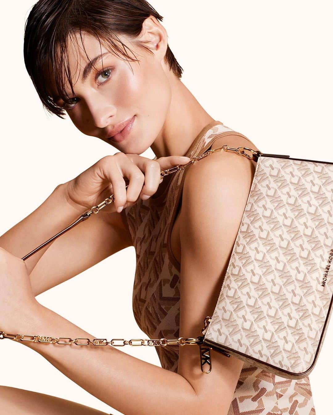 マイケルコースのインスタグラム：「Discover Empire Signature Logo. Elegantly entwining the brand’s iconic Signature Logo with the architecturally-inspired Empire motif, Empire Signature captures a bold mix of timeless glamour and modern ease.  #MichaelKors  Photographed by @EthanJamesGreen」