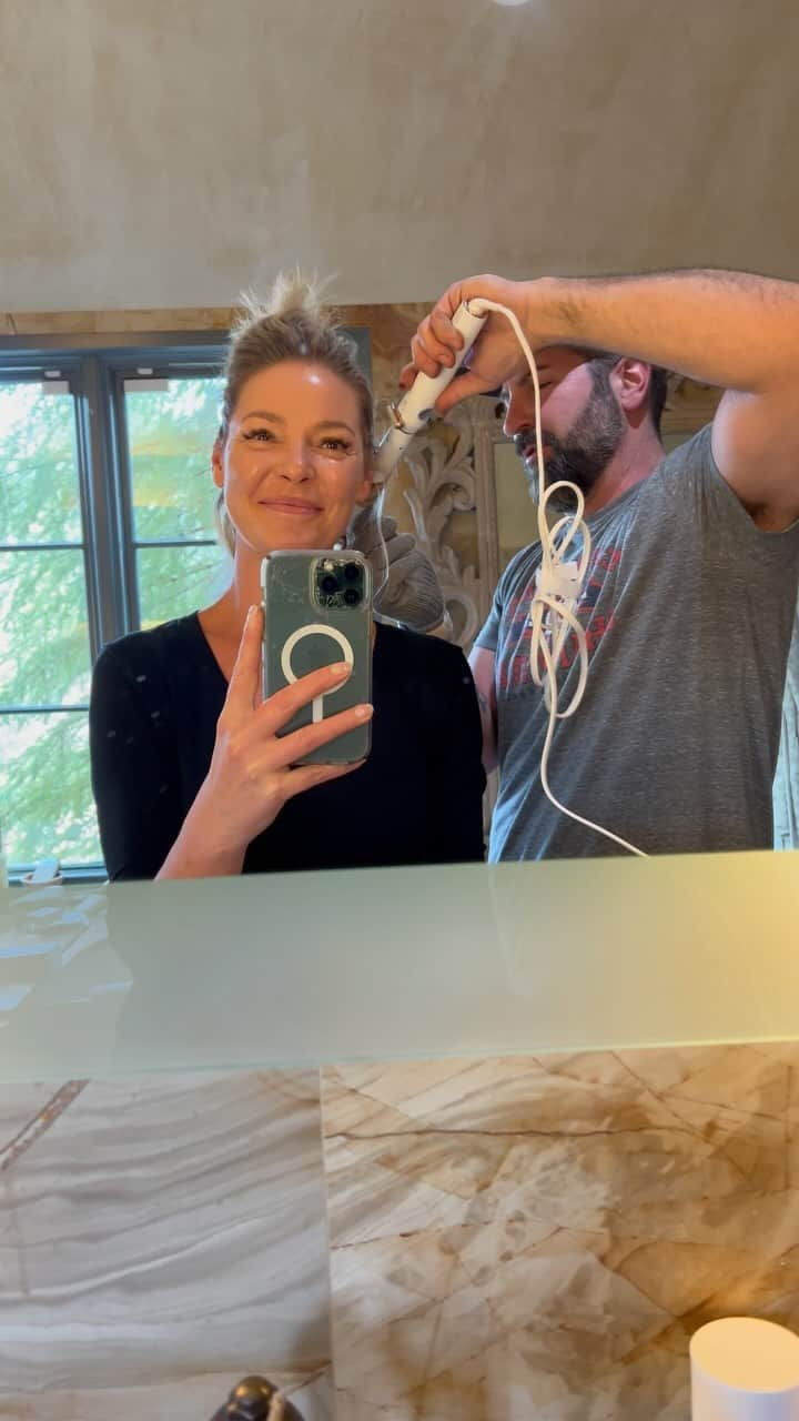 キャサリン・ハイグルのインスタグラム：「Every girl needs a trusted hairstylist to make her feel pretty this holiday season…I’ve been working with @joshbkelley for almost 20 years now. No one’s better at the beach wave then him…or the tea spilling! 😂❤️」