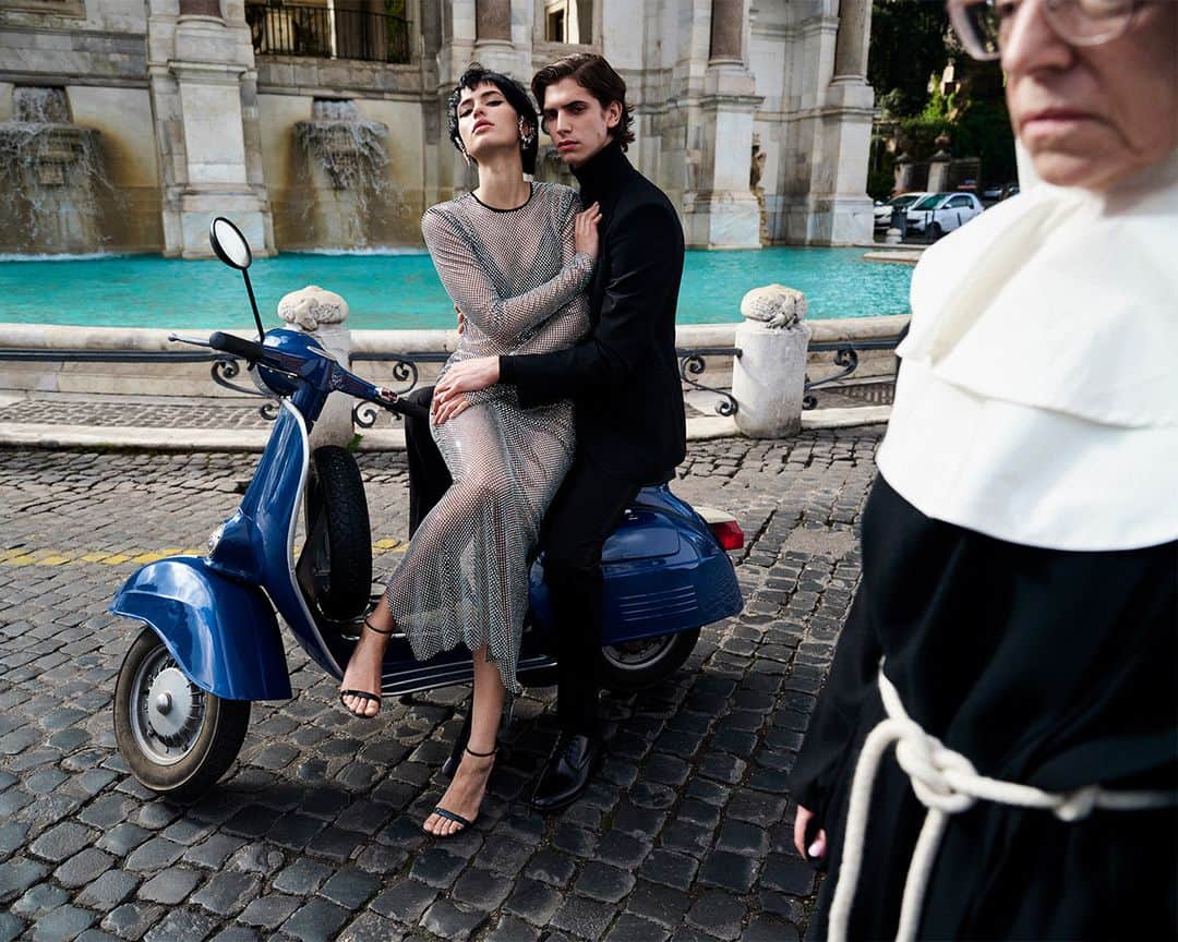 ドルチェ&ガッバーナのインスタグラム：「@sebastianfaena chronicles the joys of newfound love in a series of portraits shot through the streets of Rome.   Models @adelealdighieri @hedi.bentekaya Makeup @vanessa.icareg Hair @wardhair4real  Find the exclusive #DGFW23 Holiday collection in #DolceGabbana boutiques worldwide:   Milan, Via della Spiga, 2 London, Old Bond Street, 6 New York, 717 5th Avenue Los Angeles, 248 Rodeo Drive Sao Paolo, JK Iguatemi Avenida Presidente Juscelino Kubitschek, 2041 Seoul, 414 Apgujeong-ro Shanghai, Citic Square No.1168 West Nanjing Road Tokyo, 5-5-8 Minami Aoyama」