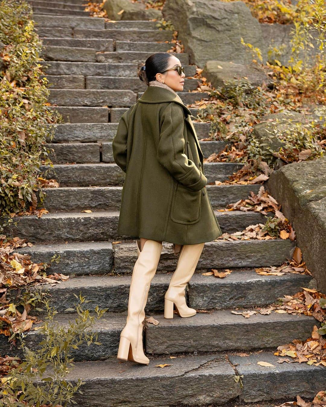 ウェンディー・グエンさんのインスタグラム写真 - (ウェンディー・グエンInstagram)「A fall palette 🍁🍂 Loving this combo - green pea coat + velvet quilted skirt + sand color boots 🤎 A gorgeous symphony of lush textures and warmth. If you love any of these pieces, comment with ‘LINKS’ and I’ll DM you links to them. His and Hers in our favorite @sezane & @octobre_editions 🍂 #sezane #sezanepartner #sezanelovers」11月26日 1時54分 - wendyslookbook