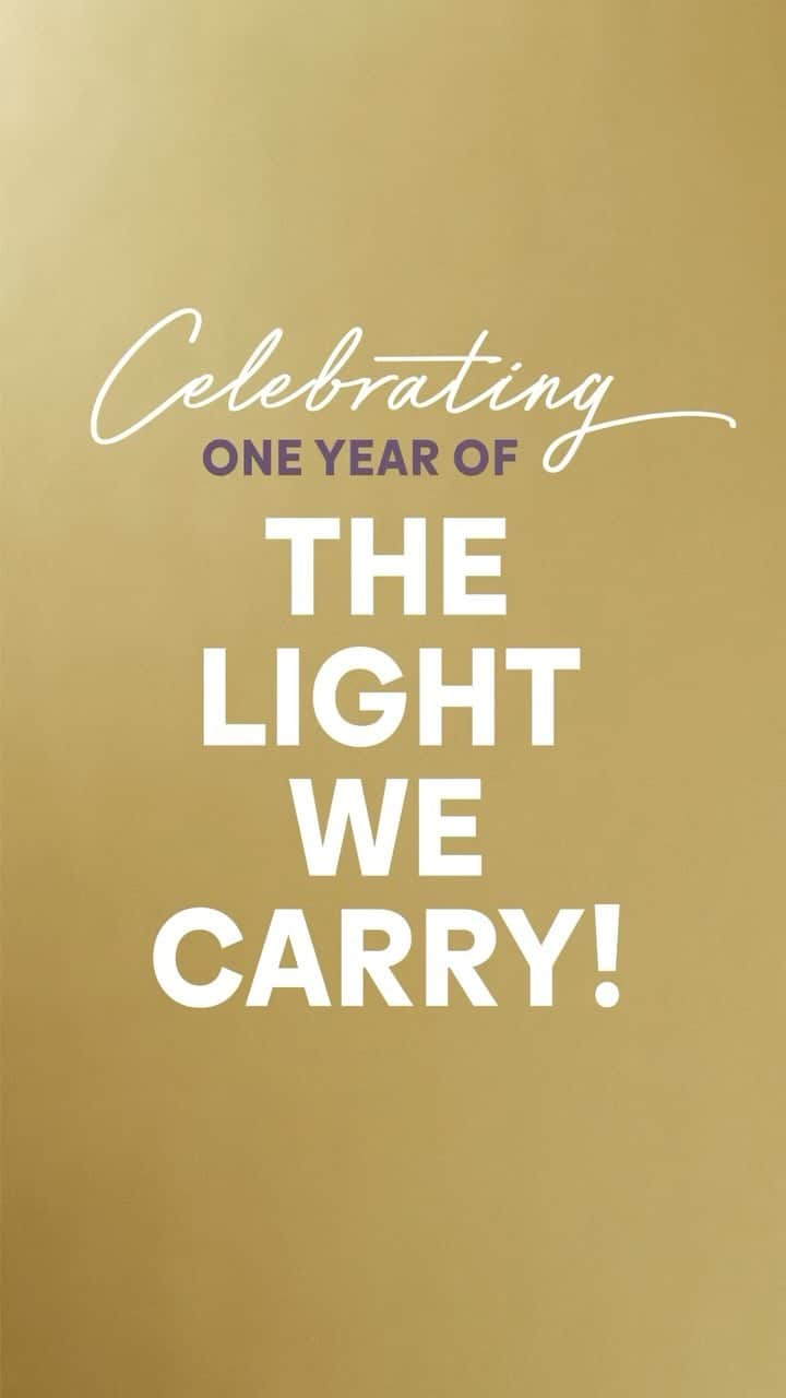 ミシェル・オバマのインスタグラム：「I can’t believe this month marks one year since the release of The Light We Carry! Today, on #SmallBusinessSaturday, I feel so grateful for all the independent bookstores around the world who’ve carried this book in their stores and for all of their incredible readers for continuing to carry the light and share it with others every day. #TheLightWeCarry 📚」