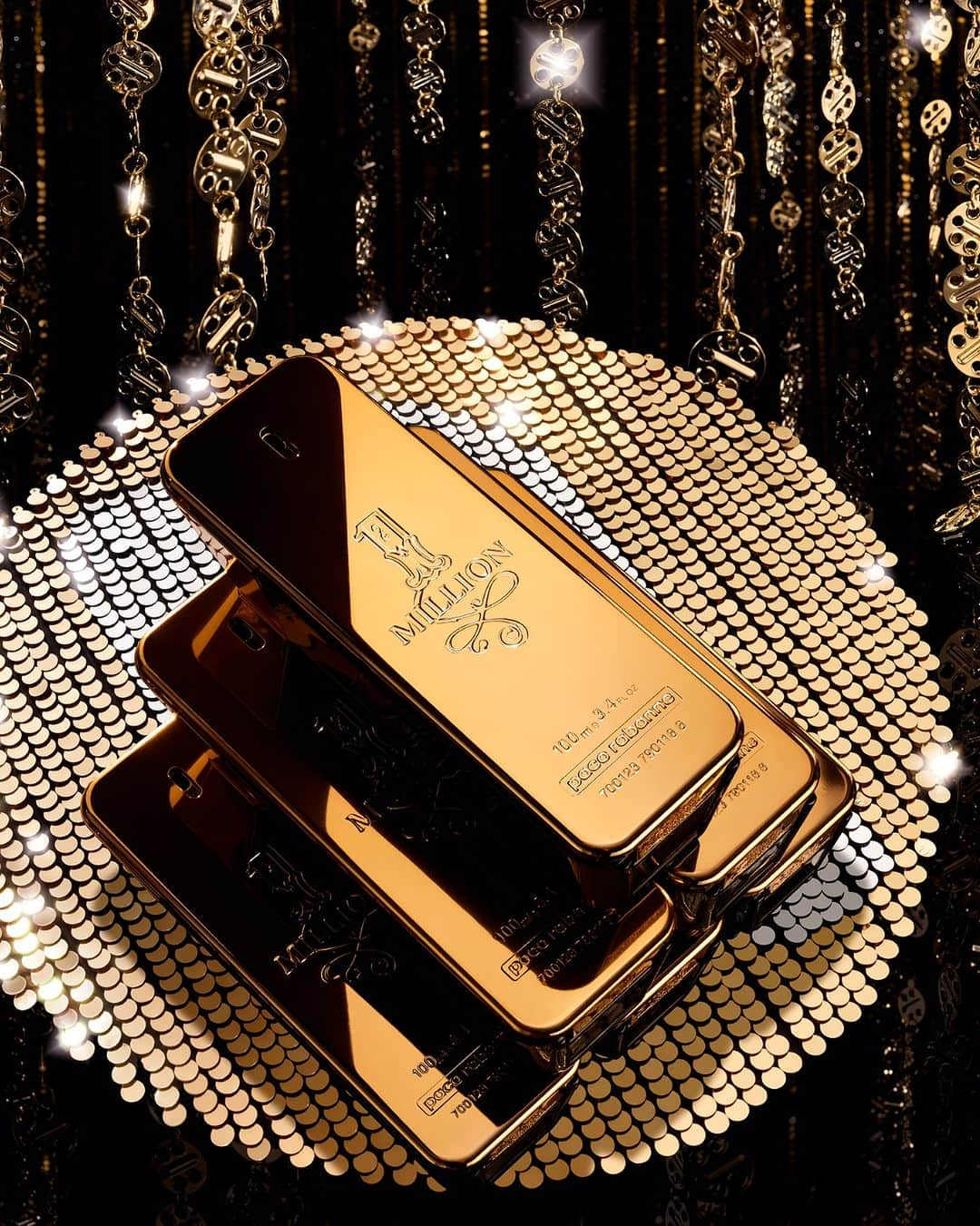 パコラバンヌのインスタグラム：「Gift gold this holiday season with 1 Million. _ #RabanneHoliday #Rabanne」