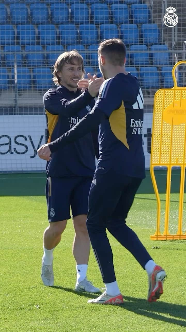 レアル・マドリードのインスタグラム：「⚽ @FedeValverde 🤝 @LukaModric10 😃 #RMCity」