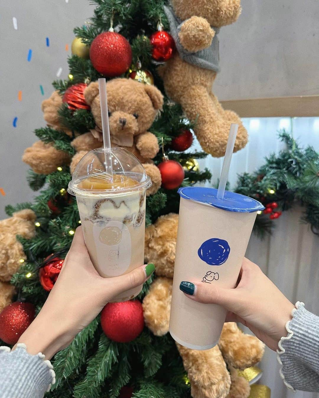 秋山衣梨佳さんのインスタグラム写真 - (秋山衣梨佳Instagram)「🐶🐻🎄 　 　 Machimachi di Bukit Bintang adalah mengenai Krismas. Pokok dengan banyak beruang🐻 Detik gembira🫶 Saya suka suasana Krismas🎅 Nikmati musim Krismas pertama anda di Malaysia sepenuhnya 🇲🇾 　 machimachi's xmas🐶 お店のキャラクターはわんちゃんだけど くまがたくさんのクリスマス🐻 ワンちゃんもくまも大好きだから最高✌️ シーズンティーを飲んだんやけど 最後まで何のお茶か分からんかった🫖 美味しかったからいいや☺️ 　 　 #machimachi#lot10#kl#klcafe#KualaLumpur#Malaysia#klカフェ#マレーシアカフェ#ちゃりふぁっしょん」11月27日 21時03分 - akiyamaerika