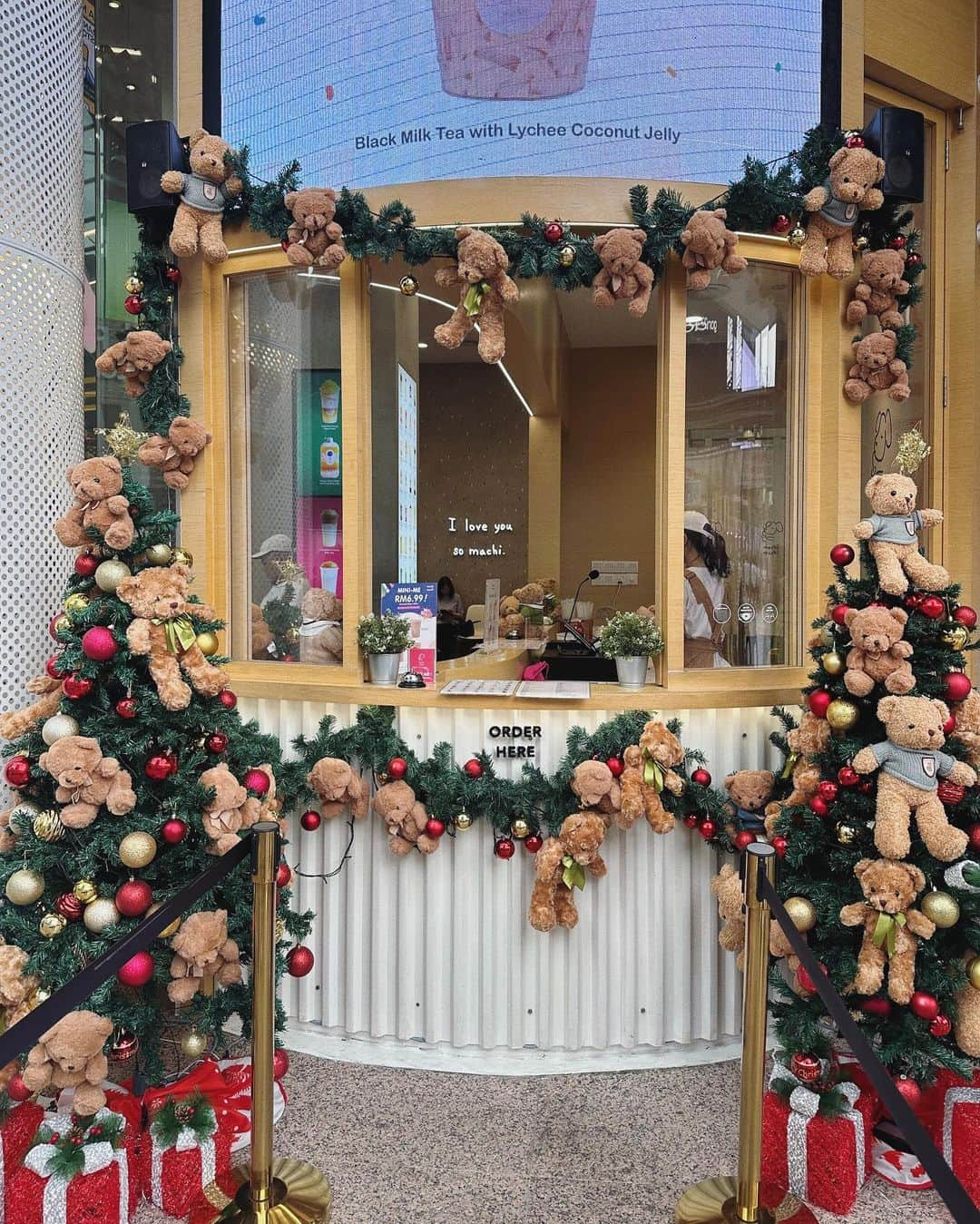 秋山衣梨佳さんのインスタグラム写真 - (秋山衣梨佳Instagram)「🐶🐻🎄 　 　 Machimachi di Bukit Bintang adalah mengenai Krismas. Pokok dengan banyak beruang🐻 Detik gembira🫶 Saya suka suasana Krismas🎅 Nikmati musim Krismas pertama anda di Malaysia sepenuhnya 🇲🇾 　 machimachi's xmas🐶 お店のキャラクターはわんちゃんだけど くまがたくさんのクリスマス🐻 ワンちゃんもくまも大好きだから最高✌️ シーズンティーを飲んだんやけど 最後まで何のお茶か分からんかった🫖 美味しかったからいいや☺️ 　 　 #machimachi#lot10#kl#klcafe#KualaLumpur#Malaysia#klカフェ#マレーシアカフェ#ちゃりふぁっしょん」11月27日 21時03分 - akiyamaerika