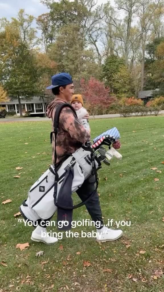 The Honest Companyのインスタグラム：「Brining a new meaning to BYOB (bring your own baby) 😅 ⛳  📹| @becca_rees_」