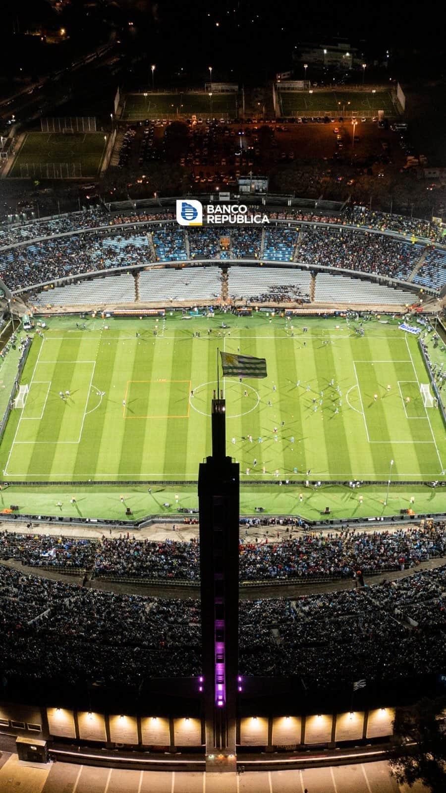 サッカー ウルグアイ代表チームのインスタグラム：「¡La hinchada, se unió para alentar a nuestra Selección!  ¿Te vas a perder más momentos como este?  No esperes a quedarte afuera, solicitá tu BROU Recompensa Mastercard Crédito y disfrutá de la pasión Celeste.   Pedila a través de la web de Recompensa o por WhatsApp al 2 1996 000.   Banco República, Sponsor Principal de la Selección Uruguaya.」