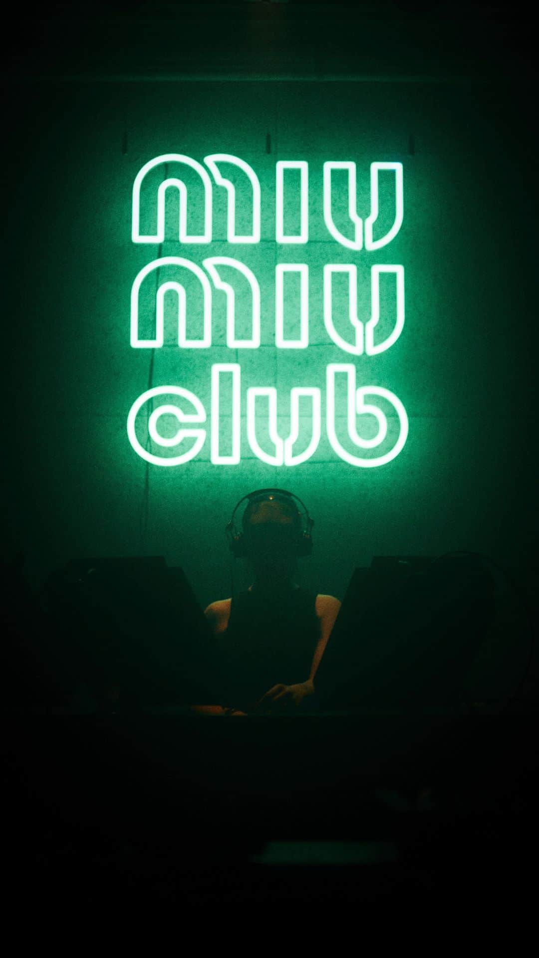 Miu Miuのインスタグラム：「Relive the atmosphere of the Miu Miu Club Tokyo that took place in Aoyama district, on November 23rd, 2023.    On this occasion Miu Miu casted spotlight on Noh Theatre, paying tribute to this traditional art form with almost 700 years of history, involving female artists and creators. Noh mask maker Udaka Keiko showcased a selection of masks in Miu Miu Aoyama store, and a special performance took place the same evening in Tessenkai Theatre, followed by an informal dinner and a party.   #MiuMiu #MiuMiuClubTokyo」