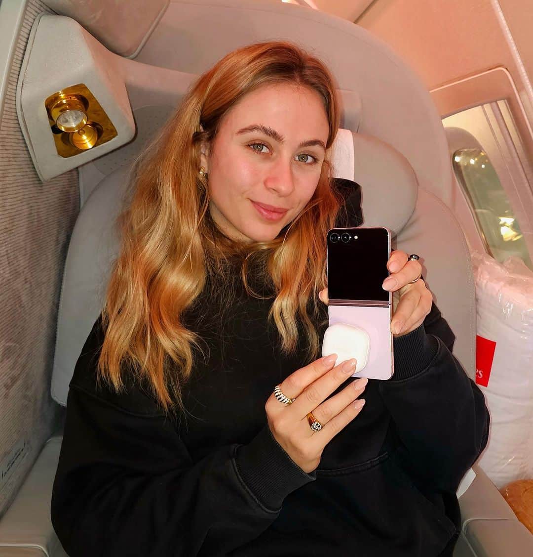 ソフィア・フロルシュのインスタグラム：「Anzeige // Sophia, 22 Jahre, hat eine 18h Reise vor sich & vergisst ihre Kopfhörer aufzuladen 🥲 Dank meinen @samsunggermany Devices ist das aber zum Glück, kein Problem 🍀 Mit der Funktion Wireless PowerShare konnte ich ganz easy meine #GalaxyBuds2Pro mit meinem #GalaxyZFlip5 aufladen ✔️ Das nenne ich mal hilfreich 🙌🏽 Kanntet ihr die Funktion? // #TeamGalaxy #withGalaxy」