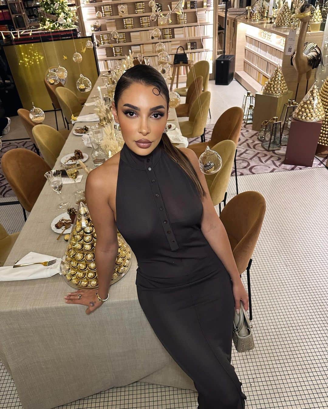 sananasのインスタグラム：「Handed to him on a golden platter 😜 Lui : on mange quoi ? Moi : …. Merci @ferrerorocherfr pour ce dîner ✨ *CollaborationCommerciale*  Détails de mon look en story.」