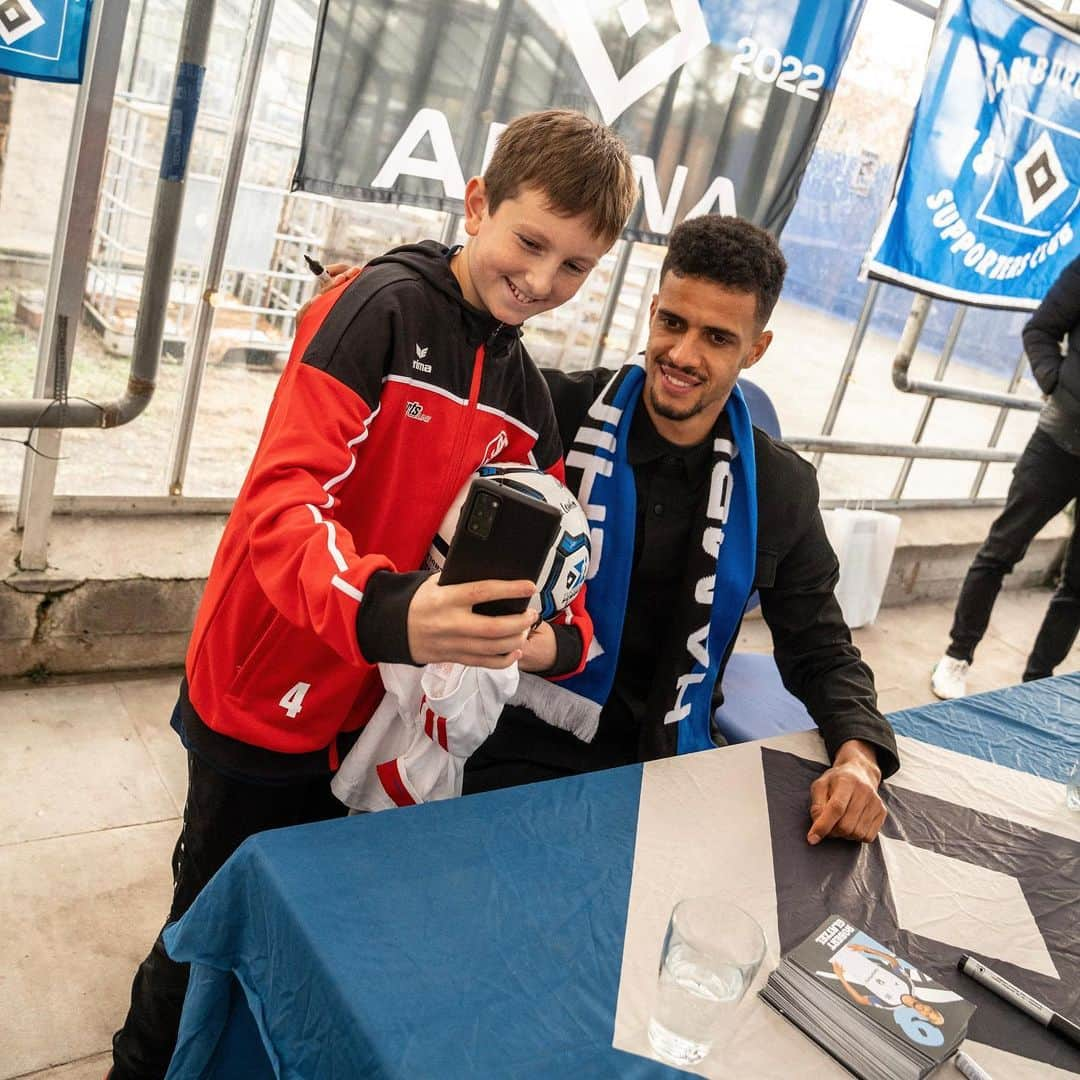 ハンブルガーSVのインスタグラム：「Heute wurden viele Fanherzen beglückt. 💙 Unsere Jungs waren in ganz Deutschland unterwegs und haben einige unserer Fanclubs besucht. 😍  War ein überragender Tag für alle Beteiligten. 🫶  #nurderHSV」