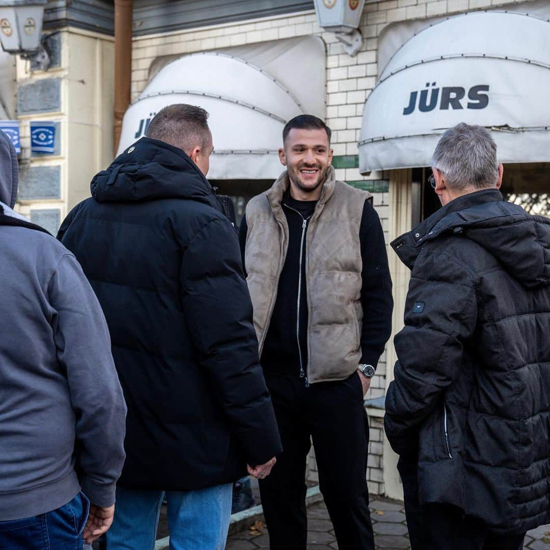 ハンブルガーSVさんのインスタグラム写真 - (ハンブルガーSVInstagram)「Heute wurden viele Fanherzen beglückt. 💙 Unsere Jungs waren in ganz Deutschland unterwegs und haben einige unserer Fanclubs besucht. 😍  War ein überragender Tag für alle Beteiligten. 🫶  #nurderHSV」11月26日 2時30分 - hsv