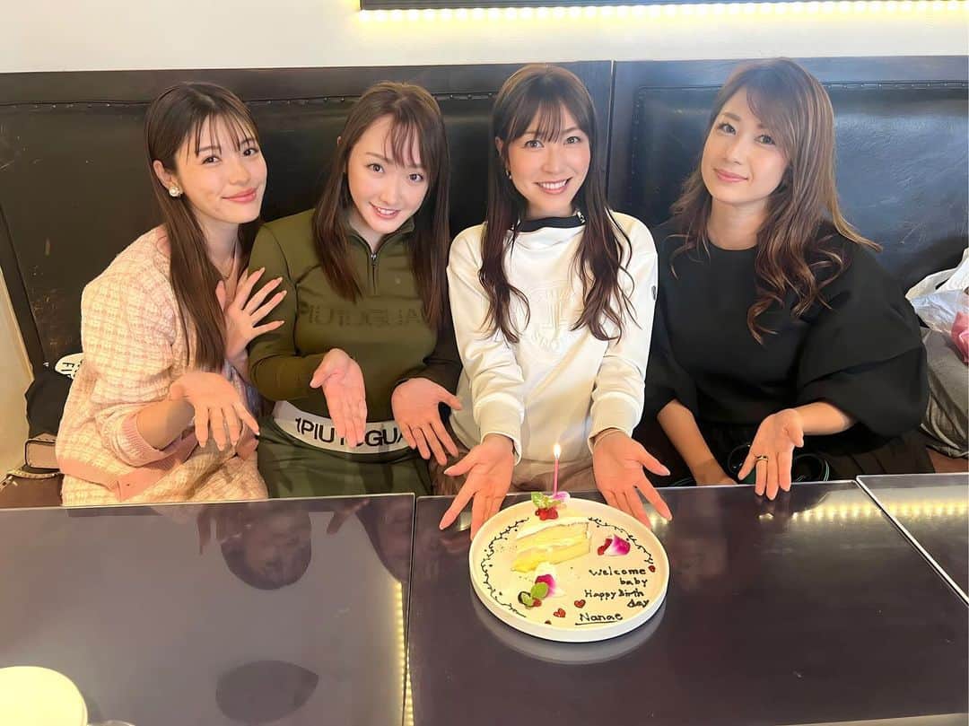 のインスタグラム：「.  先日ゴルフ仲間にお祝いして貰った時の💕🎂  お誕生日＆Baby👶✨ ありがとう🥹🩷🩷🩷  プレゼントも好みでお気に入り😍✨早速どちらも使ってるよー！😊  🏌️‍♀️練習前に…♡  .  .  #お祝い #ありがとう #ゴルフ女子 #happybirthday #welcomebaby #love #❤️」
