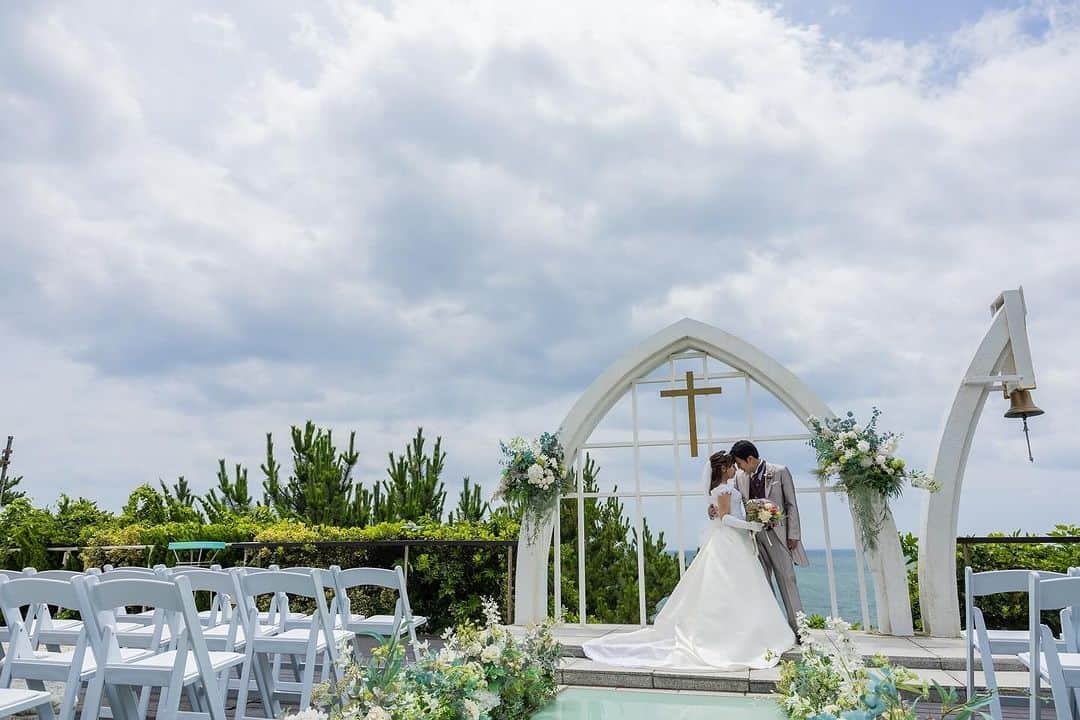 指帆亭のインスタグラム：「*  ガーデンチャペルでの素敵な1枚✨ * 1日1組限定、貸切wedding 記憶に残る1日をお過ごしください🕊️  *  指帆亭 Shihantei Pine Tree Resort （月・火曜日定休日、祝日の場合は営業） TEL:0463-43-1611 * 〒259-0123 神奈川県中郡二宮町二宮下向浜36 アクセス ・JR二宮駅より徒歩10分 ・お車でご来店の場合、無料駐車場を完備しております ナビゲーションシステムをご利用の際は、目的地に「二宮町立 二宮中学校」と設定をお願い致します。 *  #shihantei #指帆亭 #結婚 #結婚式 #二宮 #湘南 #茅ヶ崎 #平塚 #藤沢 #小田原 #大磯 #鎌倉 #二宮駅 #記念日 #貸切 #海 #海が見える #リゾート #リゾートウエディング #国内リゾート#ガーデン #プレ花嫁 #ウェディング #ブライダルフェア #ウェディングフォト  #フォトスポット #ウエディングドレス #披露宴#湘南ウェディング#リングガール」