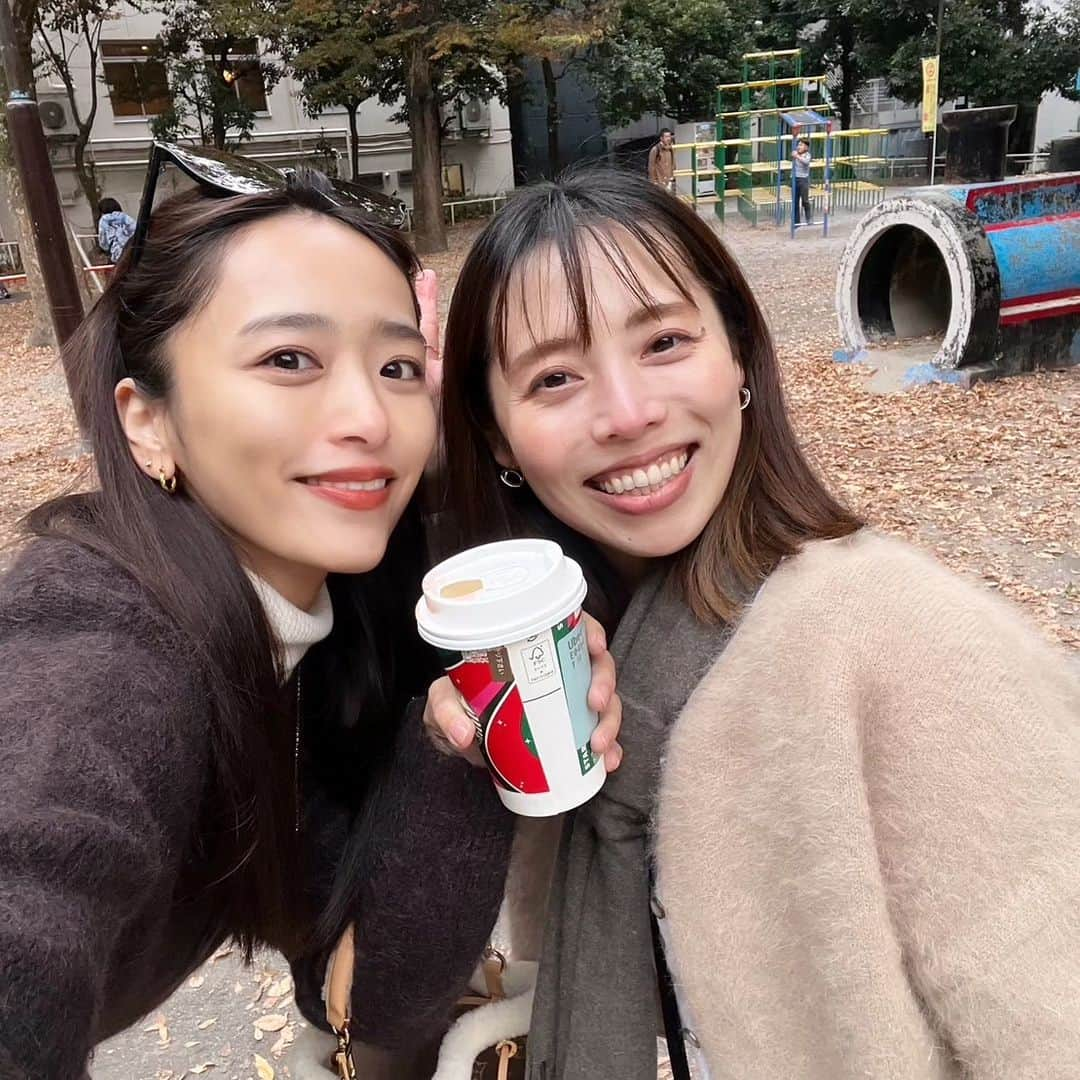 和泉杏さんのインスタグラム写真 - (和泉杏Instagram)「先日の公園♡ ちーちゃんが卵すぎて5度見🤯🤯🤯🤯🤯笑  子どもたちが仲良く遊んでくれてよかった♡ 眠くてぐずりタイムはあるんだけどね…😅 禁句=眠い？ →「眠くない！」と余計機嫌悪くなります😱  とあちゃんが妹たちの面倒見がよくて、優しくて、ほんとに感謝😭 お姉ちゃんってすごい…😭  また遊ぼうねー♡  #眠けりゃ寝ればいいのに #なぜ寝ない #グズり #いやいや期 #イヤイヤ期 #長い #そろそろ終わりにして #だんだんマシになってきた #姉妹 #いいなー #ちゃんちゃんちゃん #ママ友」11月25日 17時36分 - izumikyou