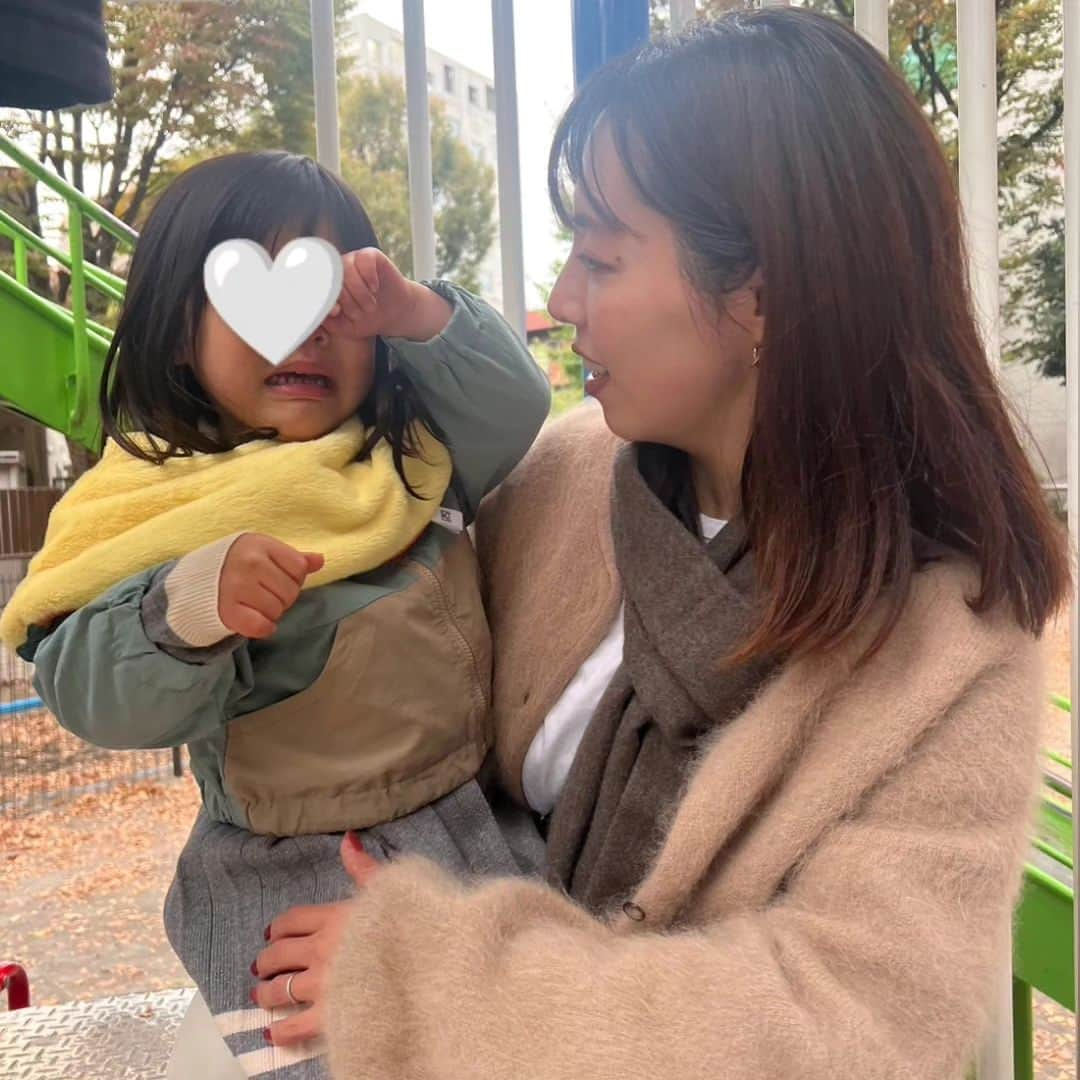 和泉杏さんのインスタグラム写真 - (和泉杏Instagram)「先日の公園♡ ちーちゃんが卵すぎて5度見🤯🤯🤯🤯🤯笑  子どもたちが仲良く遊んでくれてよかった♡ 眠くてぐずりタイムはあるんだけどね…😅 禁句=眠い？ →「眠くない！」と余計機嫌悪くなります😱  とあちゃんが妹たちの面倒見がよくて、優しくて、ほんとに感謝😭 お姉ちゃんってすごい…😭  また遊ぼうねー♡  #眠けりゃ寝ればいいのに #なぜ寝ない #グズり #いやいや期 #イヤイヤ期 #長い #そろそろ終わりにして #だんだんマシになってきた #姉妹 #いいなー #ちゃんちゃんちゃん #ママ友」11月25日 17時36分 - izumikyou