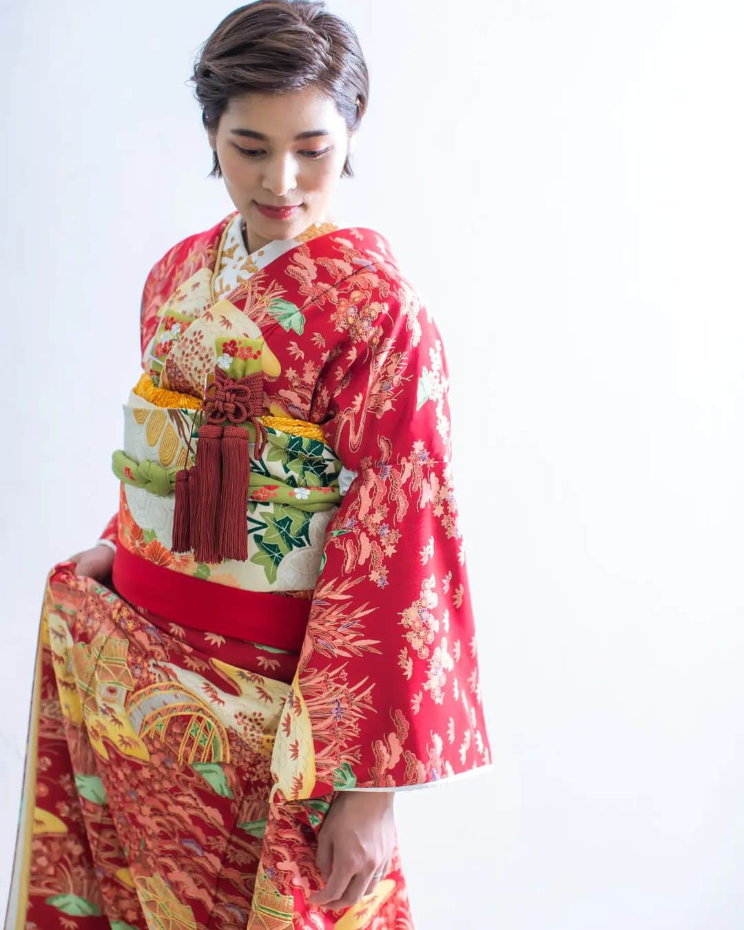 juno_jinjakonのインスタグラム：「JUNO神社婚のお客様 白無垢だけお召しになることを予定していたけれどもお衣装合わせで試しに色打掛も羽織ってみたら、とても気に入ってくだって、当日羽織替えをなさるという新婦様が多いです。  白無垢も色打掛や本振り袖も　どちらも 花嫁さんの特権。 ぜひどちらも袖を通していただきたいです^^  白無垢姿も色打掛や本振り袖姿を写真に残したい、というリクエストから生まれたプランもご用意しております🕊 ⁡ お気軽に試着体験していただけるフェアが 開催されます。  ■フェア実施期間  2023年12月16日（土）～2023年12月25日（月）迄 （平日）11:30～・14:30～・17:00～ （土日祝日）10:30～・13:30～・16:30～ （定休日）火曜日 ⁡ ※ご希望のお時間によってはご案内時間が多少前後する場合がございます。 ※和装フェア＋3大特典付きのご案内は12月23日（土）にご来店の方のみとなっております。 ⁡ ■参加特典 ①JUNO神社婚プラン金10,000円OFF（12/23ご来店のお客様のみ） ②ご列席お衣裳レンタル代より20%OFF（12/23ご来店のお客様のみ） ③セルフフォトウェディング撮影を後日プレゼント！ ⁡ 注1）2024年2月末までにお式を挙げる方限定の特典となっております 注2)セルフフォトウェディングにつきましては、 JUNO神社婚プランをご成約後 後日Dressesブライダルカウンター博多店にて 撮影のご案内をさせていただきます。 ⁡ ⁡ ■お申し込み方法 JUNO神社婚InstagramDMにて先行受付中！ お二人のお名前とご来店ご希望日を記載の上、お気軽にご連絡くださいませ。」