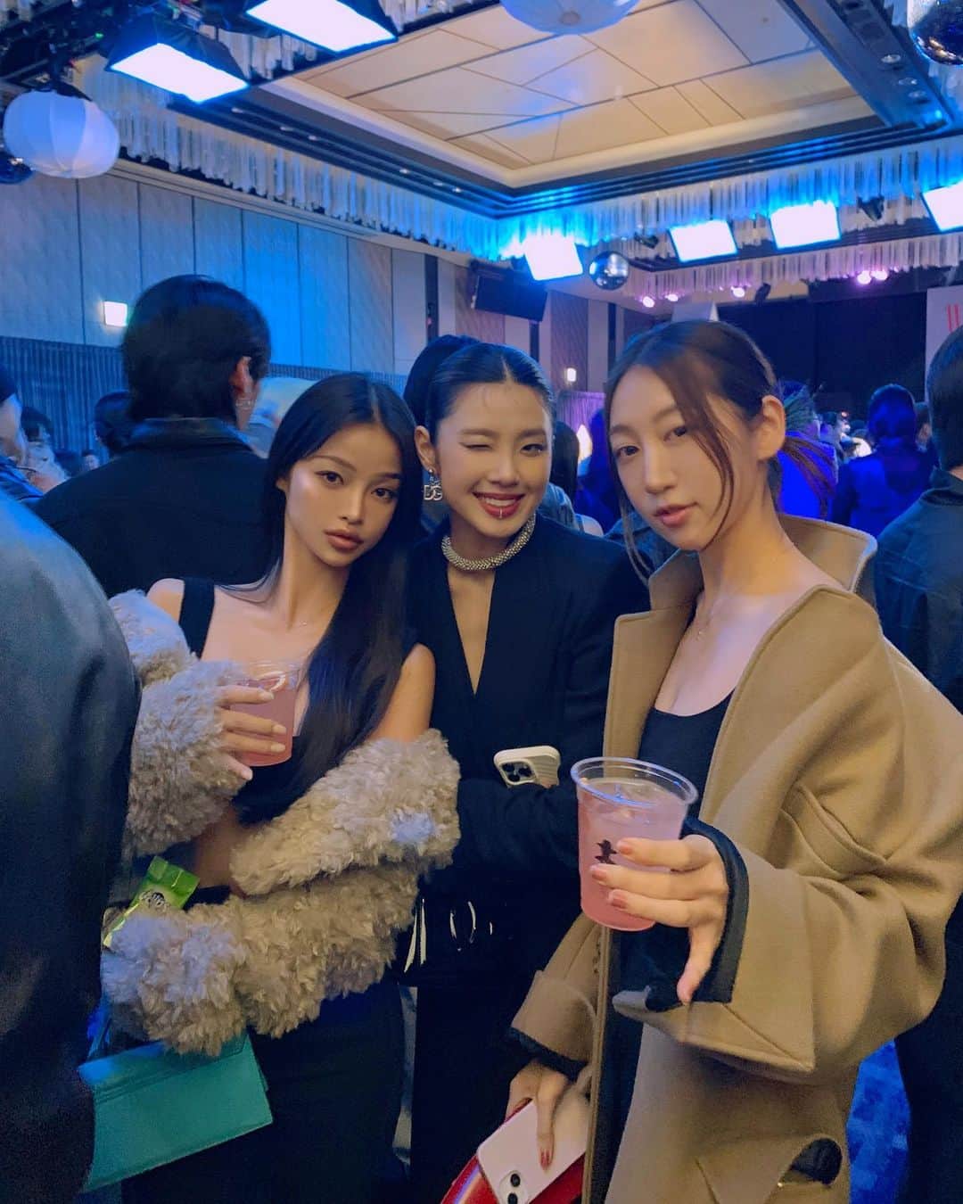 カン・ギョンミンのインスタグラム：「🥂🍸 @wkorea 🎀💗」