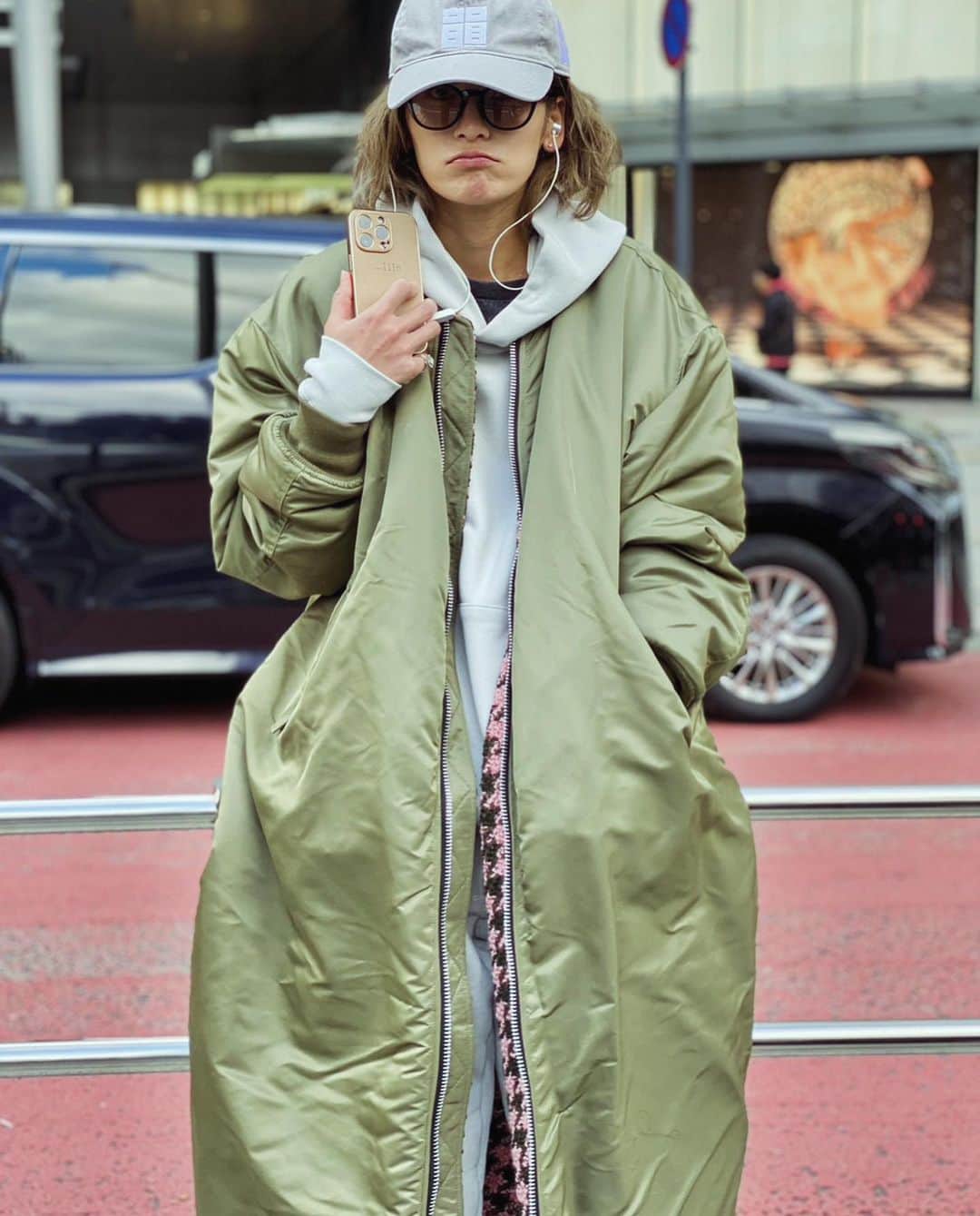 西山茉希のインスタグラム：「故郷の寒さ対策にコレ一枚🫡 リバーシブルMA-1型ロングコート。 @noisemaker_jpn   さぁ、どぉだろっかね。 冷えるらしっけん。🥶  #セットアップスエット #キャップ @plus_men.azulofficial   この時、新幹線の前に東京駅までの道のりで爆睡すぎて寝ぼけてます💤😪」