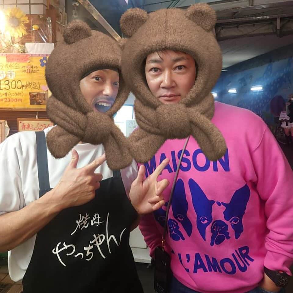 山岸久朗さんのインスタグラム写真 - (山岸久朗Instagram)「京橋の中華「金国」で上海蟹コース。  コの字型のカウンター。 誰が来るか聞かされずに参加したら僕以外全員女性😱黒一点。 「山弁ファンを集めてみました」って言われたけど、よう見てたらファン以外も含まれてた。えっそもそもファンいます⁉️笑笑  この前日が京都の絶品上海蟹だったので（それはまた後日）思いっきりカブってしまって心配したが、いやいやなんのなんの、こちらの上海蟹も美味しい‼️独特のネットリ感が最高。これでコースで7,000円‼️京都の5分の1😂  この日はヘヴィーな打ち合わせが朝から夜まで5件も休みなくあって疲れ切っていたが、美味い上海蟹と紹興酒で後半から元気が回復してきた🦀✨  #金国 #京橋 #京橋グルメ #京橋飲み #京橋中華 #上海蟹 #上海蟹食べたい #shanghaicrab #中華絨螯蟹 #大閘蟹」11月25日 17時38分 - yamaben