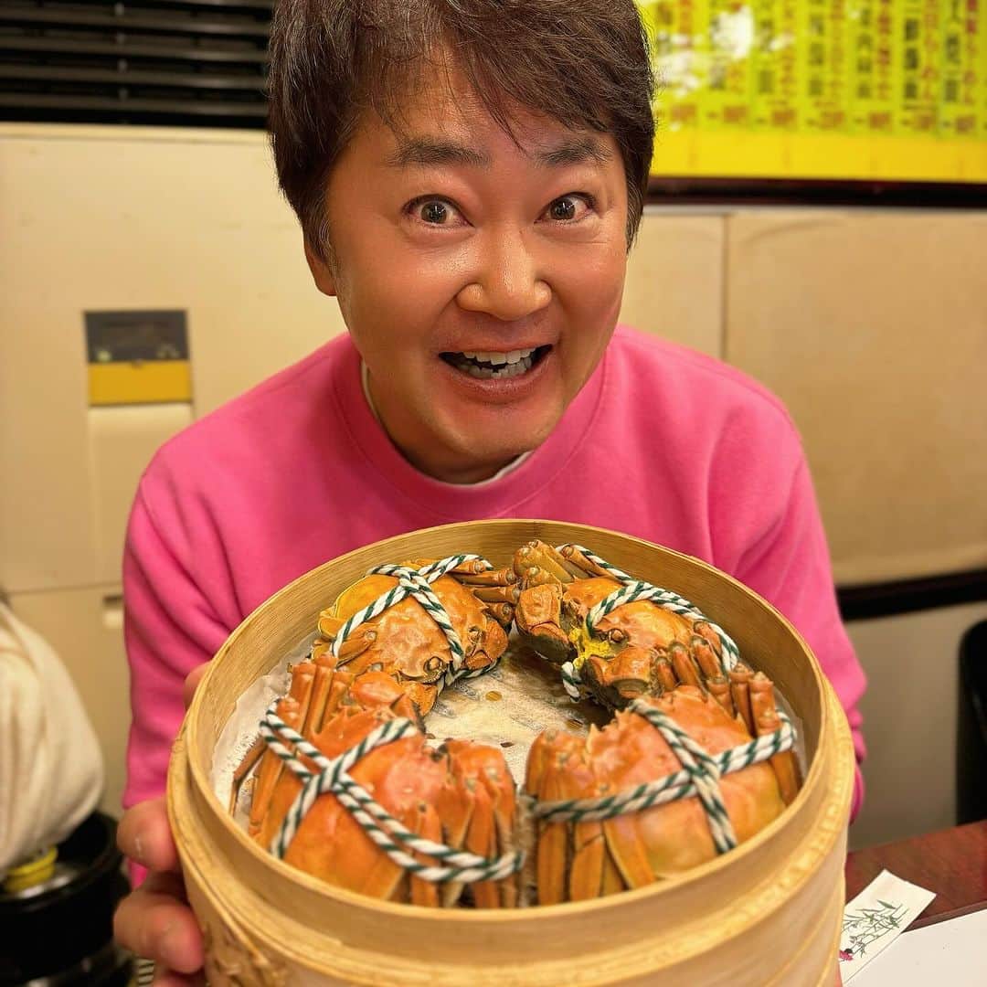 山岸久朗さんのインスタグラム写真 - (山岸久朗Instagram)「京橋の中華「金国」で上海蟹コース。  コの字型のカウンター。 誰が来るか聞かされずに参加したら僕以外全員女性😱黒一点。 「山弁ファンを集めてみました」って言われたけど、よう見てたらファン以外も含まれてた。えっそもそもファンいます⁉️笑笑  この前日が京都の絶品上海蟹だったので（それはまた後日）思いっきりカブってしまって心配したが、いやいやなんのなんの、こちらの上海蟹も美味しい‼️独特のネットリ感が最高。これでコースで7,000円‼️京都の5分の1😂  この日はヘヴィーな打ち合わせが朝から夜まで5件も休みなくあって疲れ切っていたが、美味い上海蟹と紹興酒で後半から元気が回復してきた🦀✨  #金国 #京橋 #京橋グルメ #京橋飲み #京橋中華 #上海蟹 #上海蟹食べたい #shanghaicrab #中華絨螯蟹 #大閘蟹」11月25日 17時38分 - yamaben