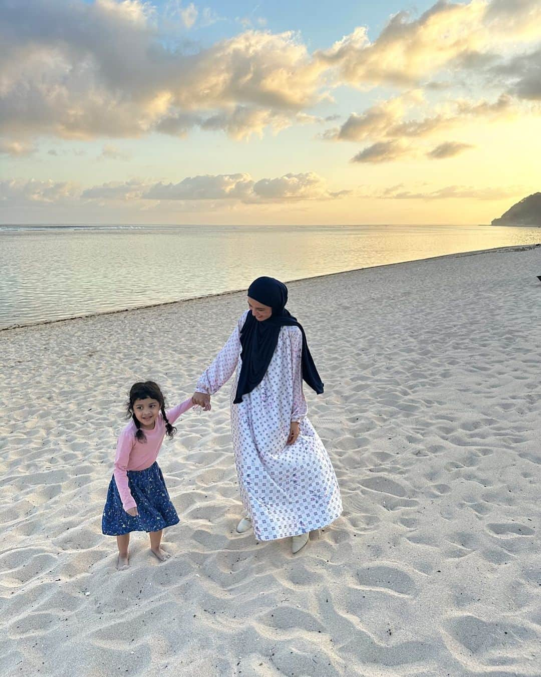 Shireen Sungkarのインスタグラム：「MasyaaAllah tabarakAllah Dek sya sayang 🤍🤍🤍🥹」