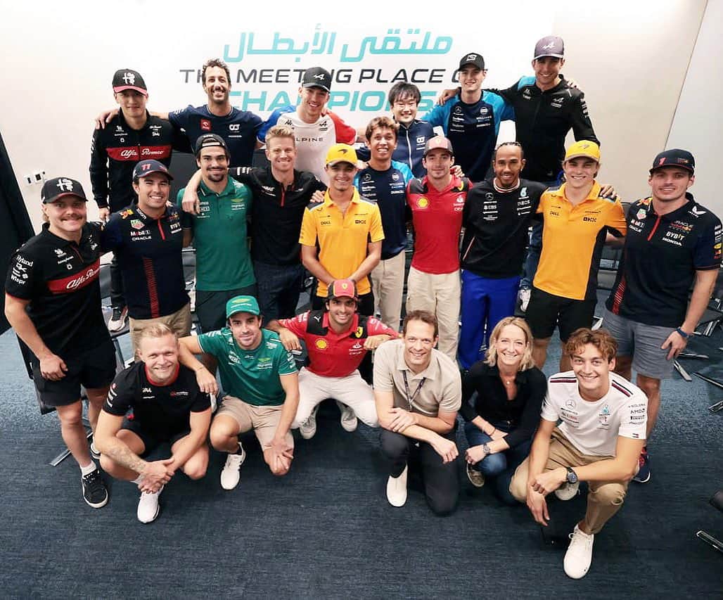 フェルナンド・アロンソのインスタグラム：「Last race for 2023. 🙏🥂 #f1」