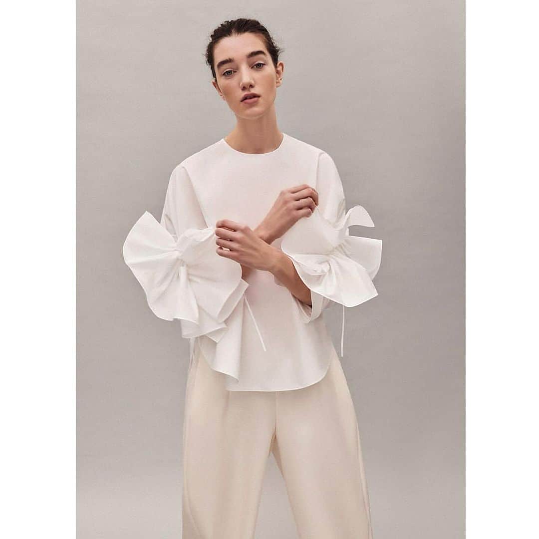 ルッツのインスタグラム：「Last one from @delpozo Pre-Fall 2018 🤗 photo @pepelobez  - - - #delpozo #lutzhuelle #couture #modaes #modaespañola #madrid #shirt #whitecotton #white #spanishfashion」
