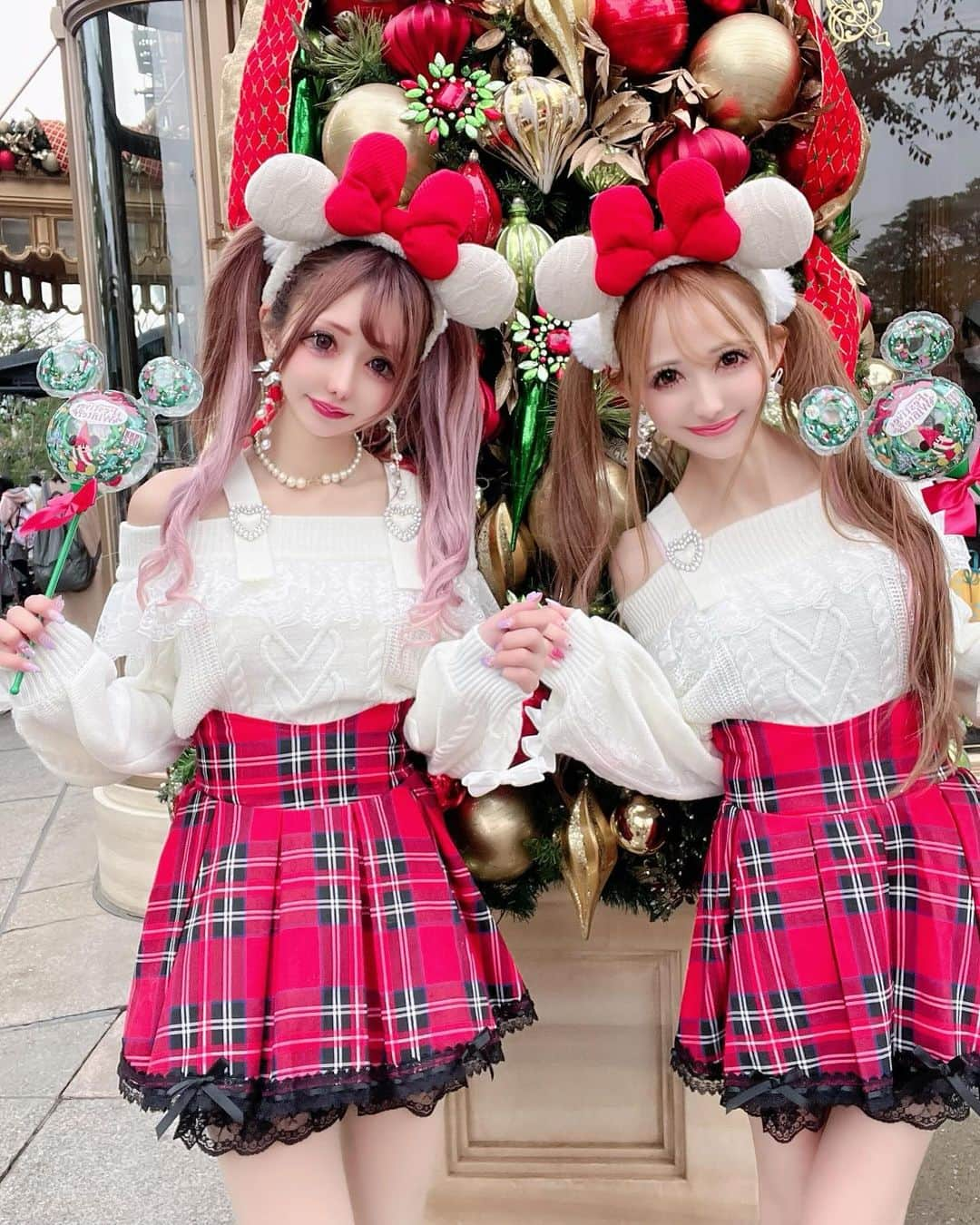 寿リリカのインスタグラム：「♡ なめちゃん親子とシー🎄❤️❤️❤️ ♡ ぷりめろのXmasコーデ❤️💚❤️💚 オフショルニットトップスと赤チェックスカートが、ミニーカチューシャとぴったり♥️⚫️🎀⚫️♥️ かわちいぃぃ❤️🎅🎄💖💓💖 ♡ #ディズニーコーデ #ディズニー #シー #ミニー #ミニーコーデ」