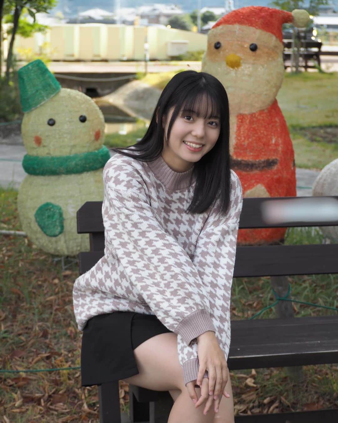 のインスタグラム：「🎅と⛄️の間に座ってみた🥳 ①ヶ月後はクリスマスだねっ🎄.*🩵  #松島かのん #制コレ22 #準グランプリ #カメラ女子 #黒髪 #セミロング #愛媛 #jk #ljk #17歳 #06 #follow #followme」