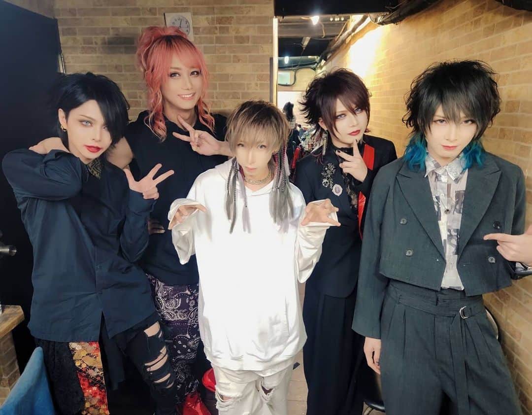 靖乃のインスタグラム：「昨日のBDセッションの集合写真もアップされました〜✨🌹✨ 楽しい5人やったなぁ🎵 それぞれのメンバーとの2ショットはヤツらのアカウントから上がるハズなので、また追ってリポストします🌟」