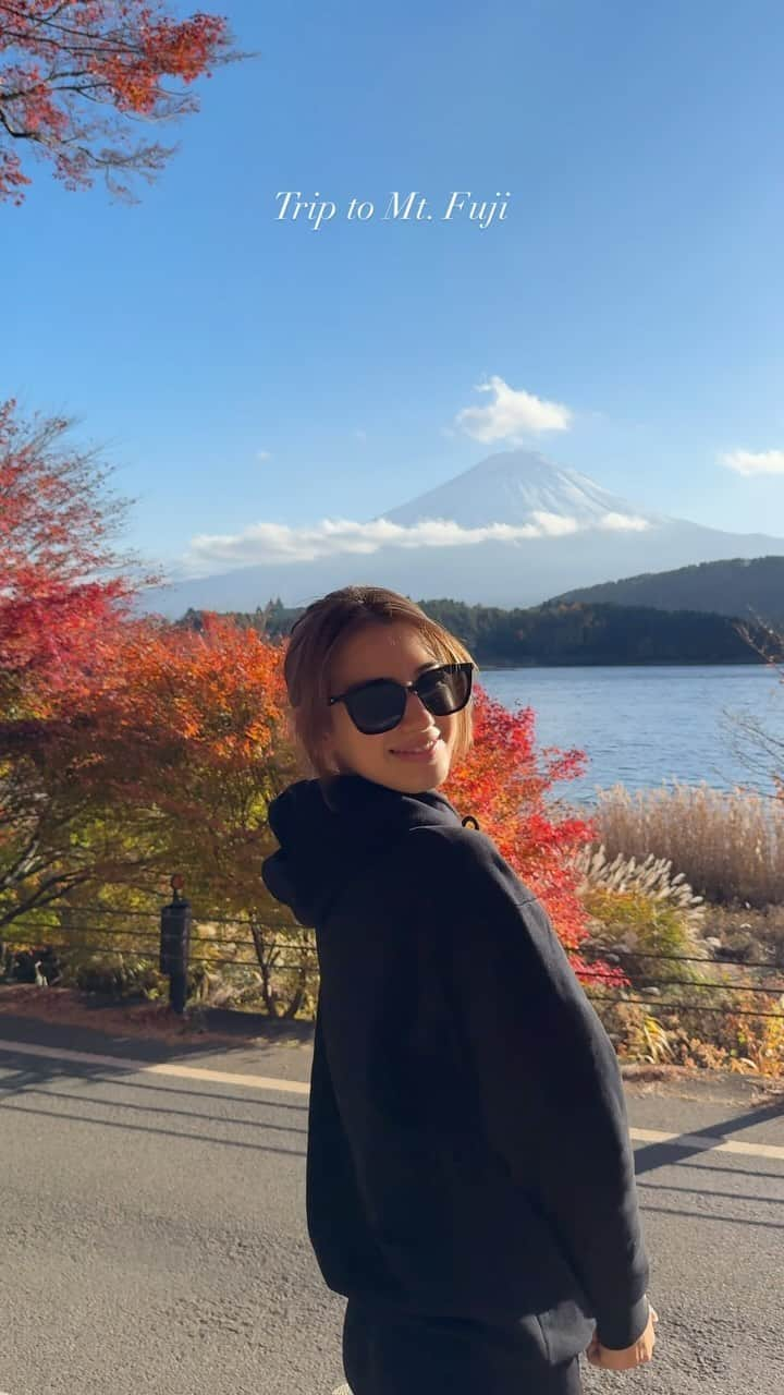 SARAのインスタグラム：「Trip to Mt. Fuji 🍁 はじめて新幹線の車内以外から見る富士山が美しくて、ずっとぼううっとしながら眺めてた🥺 しかも紅葉の時期に見れるなんて、日本の風情に感動 人生はじめてのグランピングも楽しかったっ！ 夜はBBQをしながら女子会をして、サウナとお風呂を行ったり来たり、コンビニ寄ってまた夜な夜な食べて、朝またサウナ入っていたらあっという間だったなぁ スキーシーズンが始まるから冬にまた来なくちゃ！ @pvgfujiyamanakako_official @marinetopia__resort  #PR #プライベートヴィラグランピング富士山中湖 #マリントピアリゾート #富士山 #villa #mtfuji #旅行 #国内旅行  https://www.fuji-suitevilla.com/」