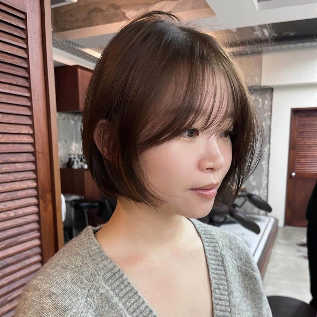 花見菜月さんのインスタグラム写真 - (花見菜月Instagram)「流れる顔周り♡ 軽やかで色気のあるbob♡  ワンカラーで作る柔らかいベージュカラー🧸」11月25日 17時46分 - ____naki.____