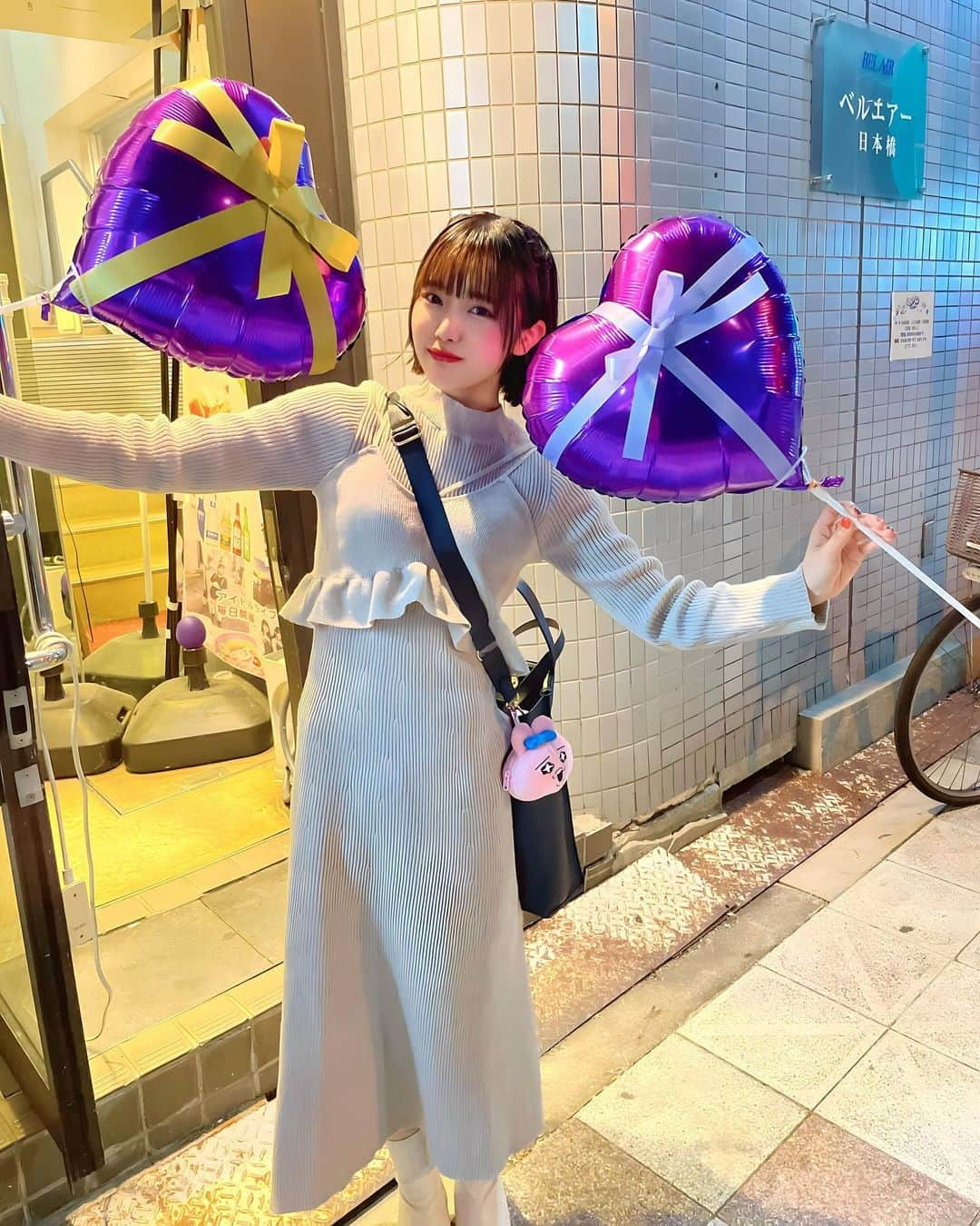 香月杏珠さんのインスタグラム写真 - (香月杏珠Instagram)「・  フラスタのお花はぜーんぶ、 お母さんがアレンジしてインテリアに 飾れるようにハーバリウムや押し花や ドライフラワーにしてくれるらしいし、 可愛い風船達は私のお部屋と姪っ子の お部屋でぷわぷわインテリアに なってるいるからねっ。𖤣𖥧𖥣｡𖥧𖧧🎈  みんなが、気持ちを込めて私に対して送ってくれたもの一つ一つ無駄にせず全部思い出として保管して大切に飾れるようにしているからね。  本当に今年も素敵なフラスタや花束、卓上フラワーありがとう💐✨  生花に触れること普段はまあないから本当に心が澄み渡って気持ちがいいな🍀*゜」11月25日 17時48分 - anjyu_neko