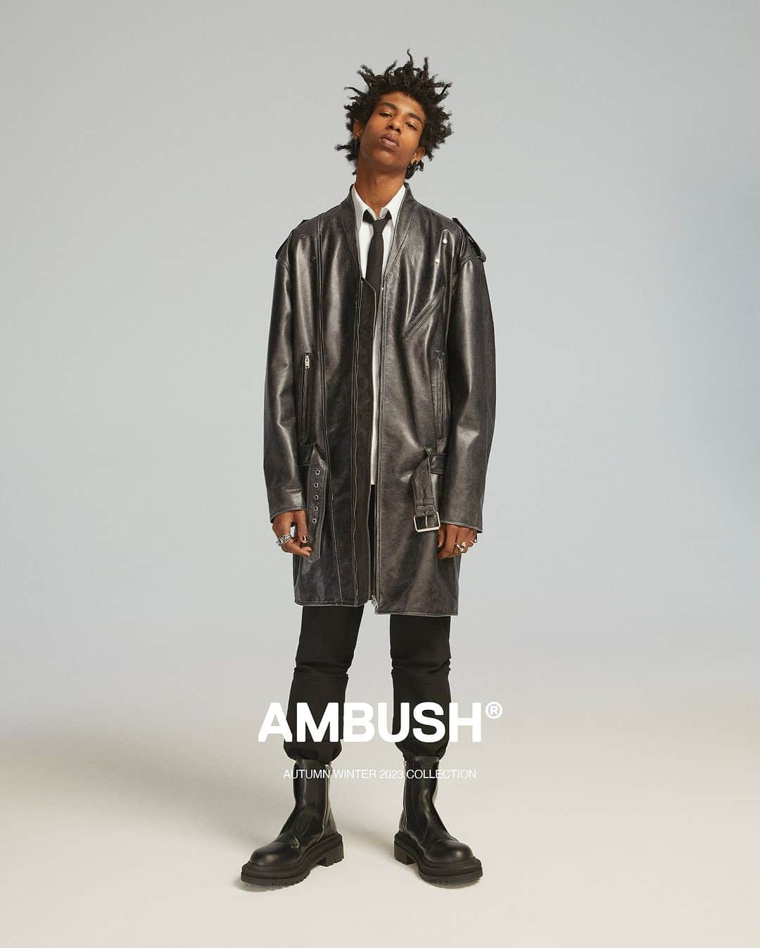 AMBUSHのインスタグラム：「#AMBUSH AW23 COLLECTION LOOK 22  LONG RIDER LEATHER JACKET ZIP UP COTTON SHIRT KNEE DETAIL SLIM PANTS TAILORING SLIM NECKTIE SMALL TRIBAL EARRINGS FW23 CLASS RING MISFIT RING BARBELL RING SMALL BARBELL RING CHELSEA BOOTS  Shop the latest styles at our WEBSHOP and WORKSHOP.」